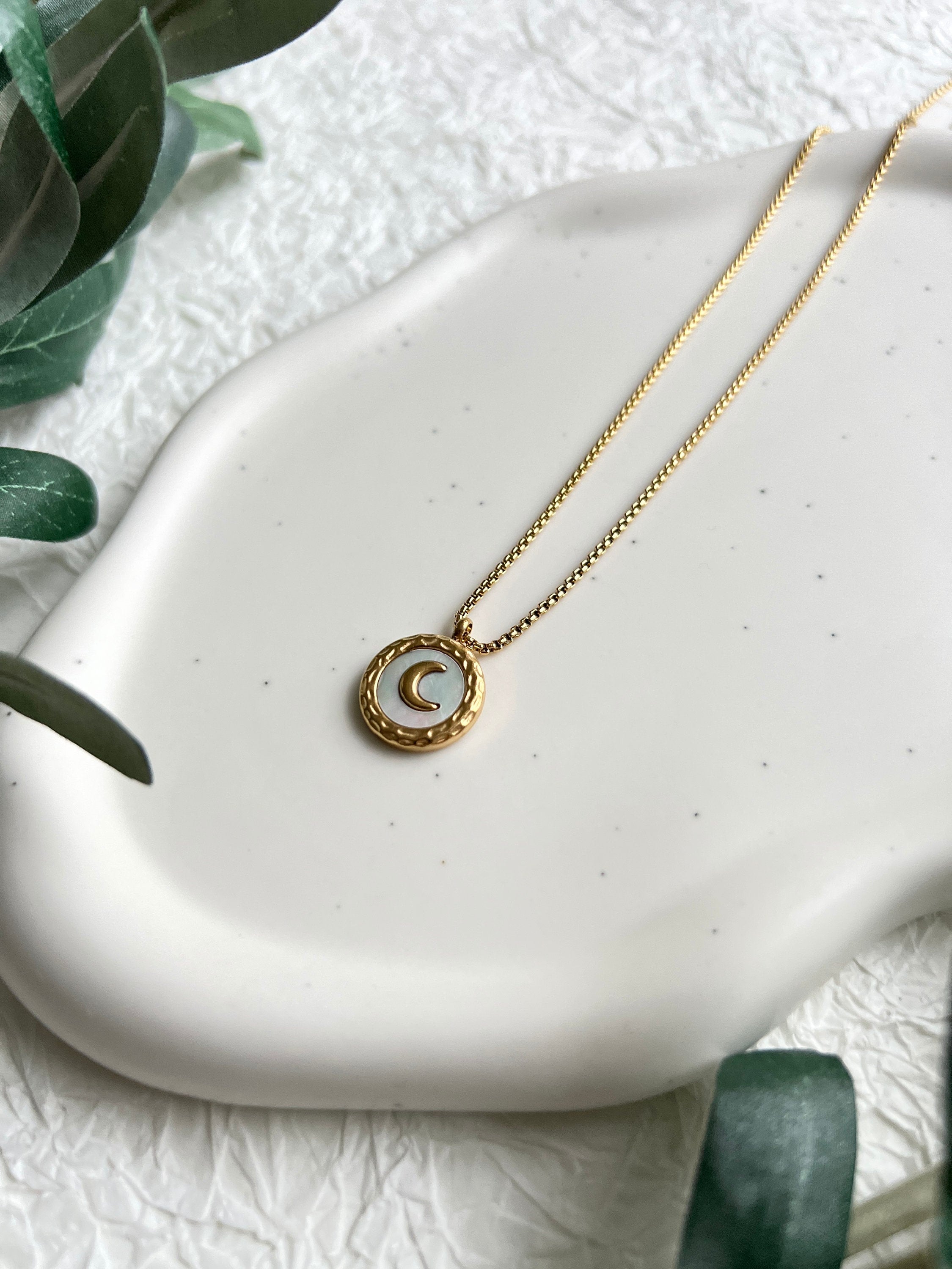 Halskette Gold mit rundem Halbmond Anhänger, zarte goldene Halskette, Perlmutt, eleganter Schmuck,-Halskette-Schmuckblüte