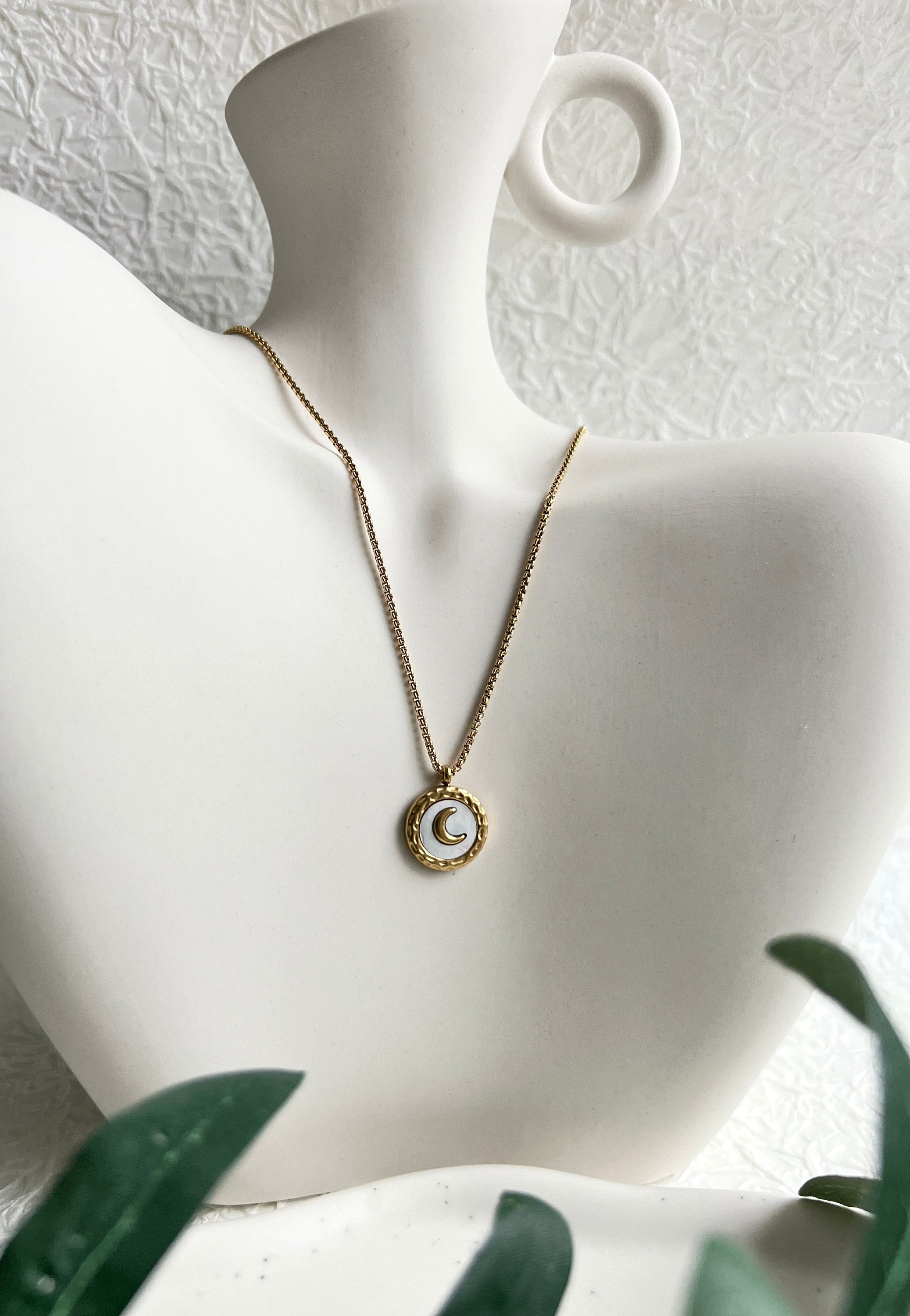 Halskette Gold mit rundem Halbmond Anhänger, zarte goldene Halskette, Perlmutt, eleganter Schmuck,-Halskette-Schmuckblüte