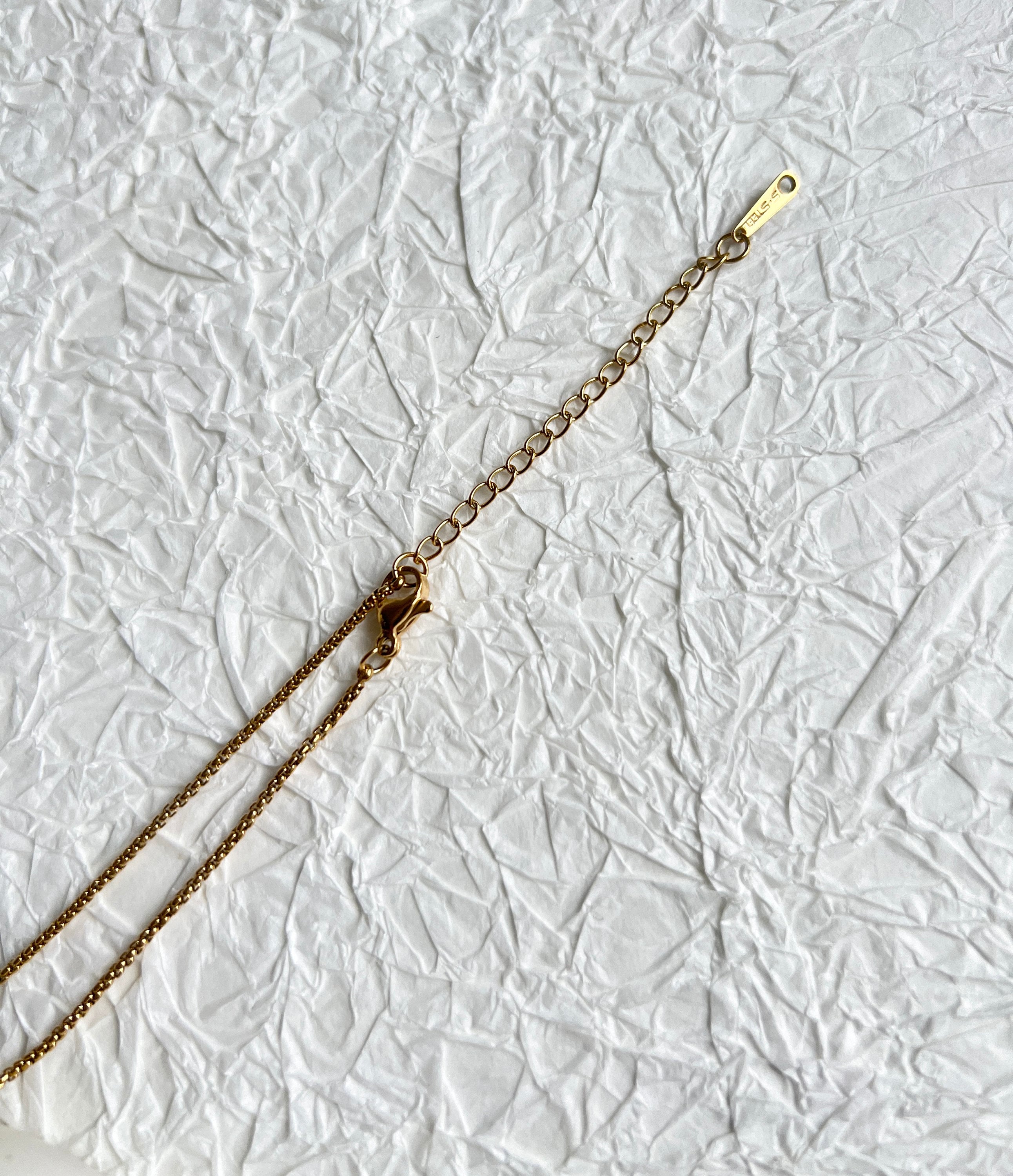 Halskette Gold mit rundem Halbmond Anhänger, zarte goldene Halskette, Perlmutt, eleganter Schmuck,-Halskette-Schmuckblüte