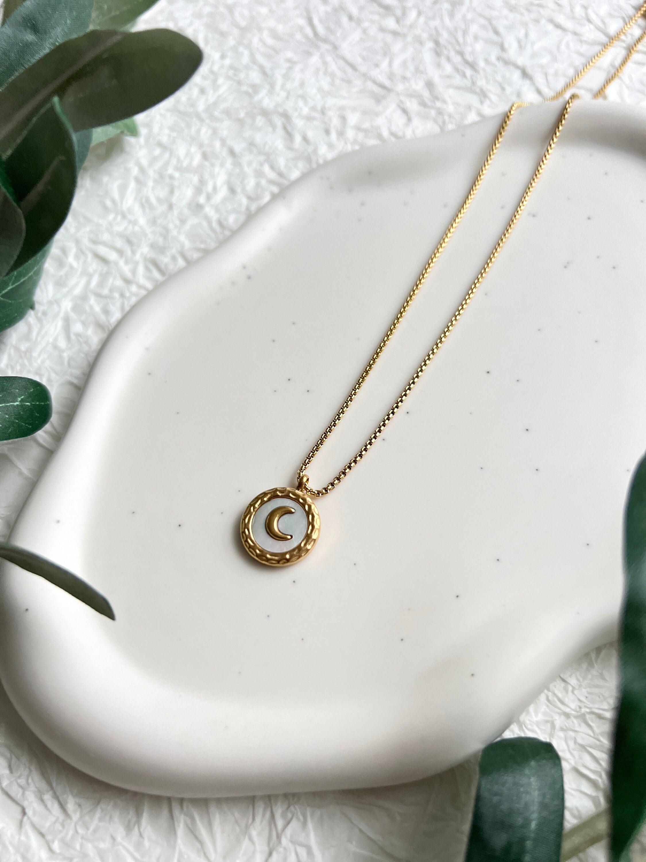 Halskette Gold mit rundem Halbmond Anhänger, zarte goldene Halskette, Perlmutt, eleganter Schmuck,-Halskette-Schmuckblüte