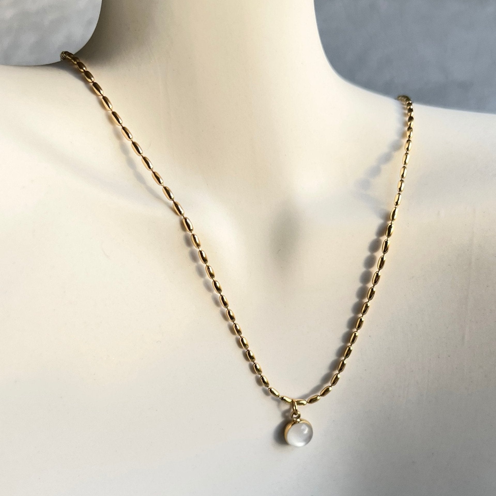 Halskette Gold mit rundem Stein Anhänger, zarte goldene Halskette, eleganter Schmuck Braut,-Halskette-Schmuckblüte