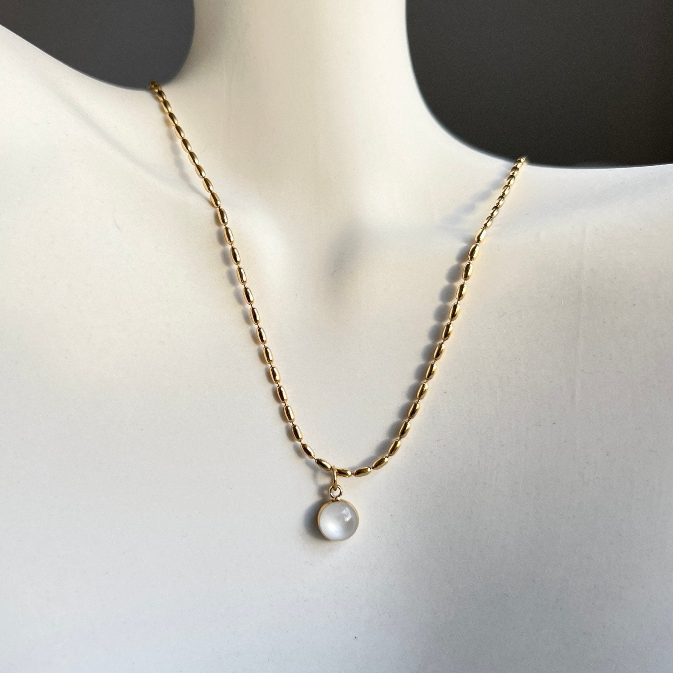 Halskette Gold mit rundem Stein Anhänger, zarte goldene Halskette, eleganter Schmuck Braut,-Halskette-Schmuckblüte