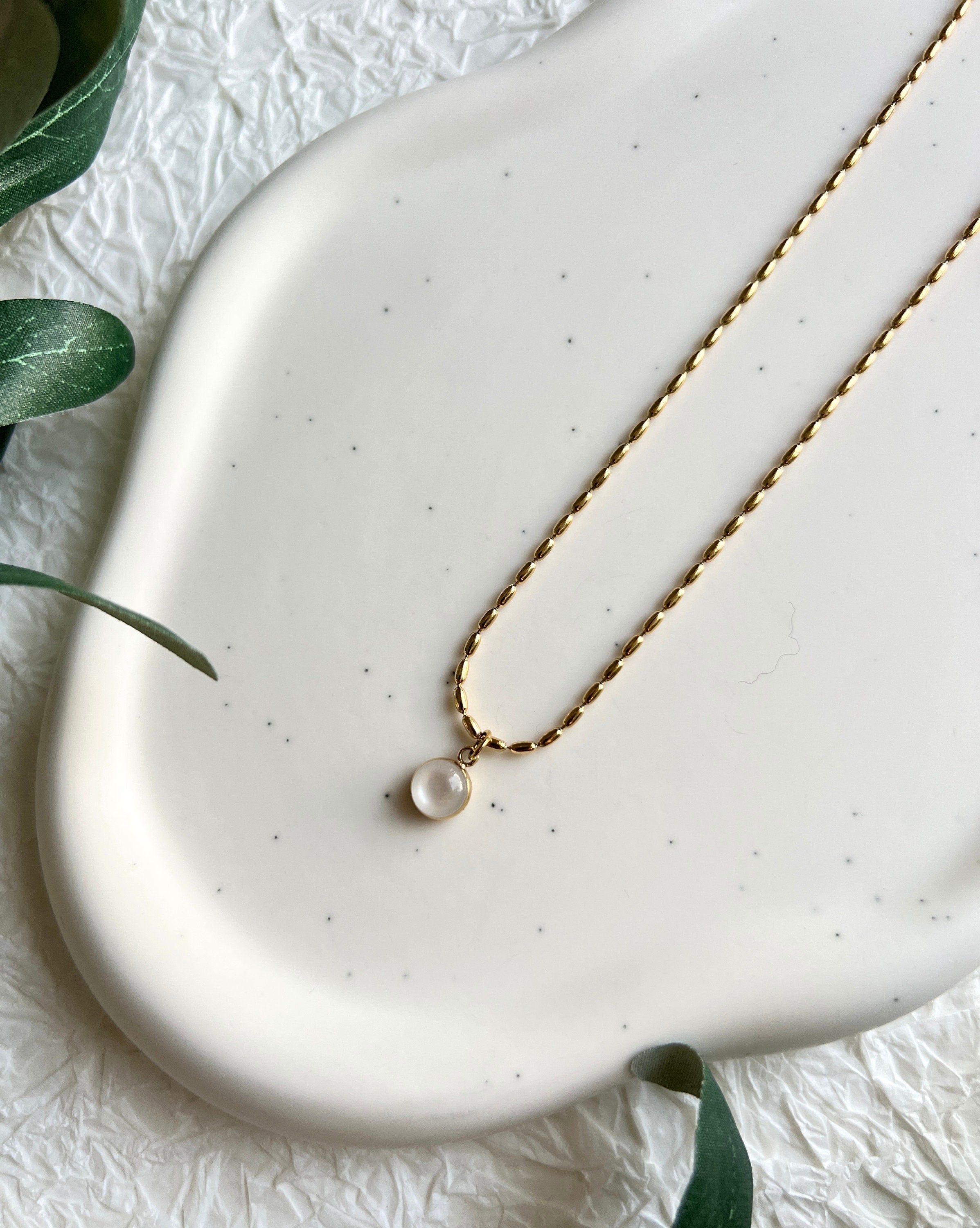 Halskette Gold mit rundem Stein Anhänger, zarte goldene Halskette, eleganter Schmuck Braut,-Halskette-Schmuckblüte