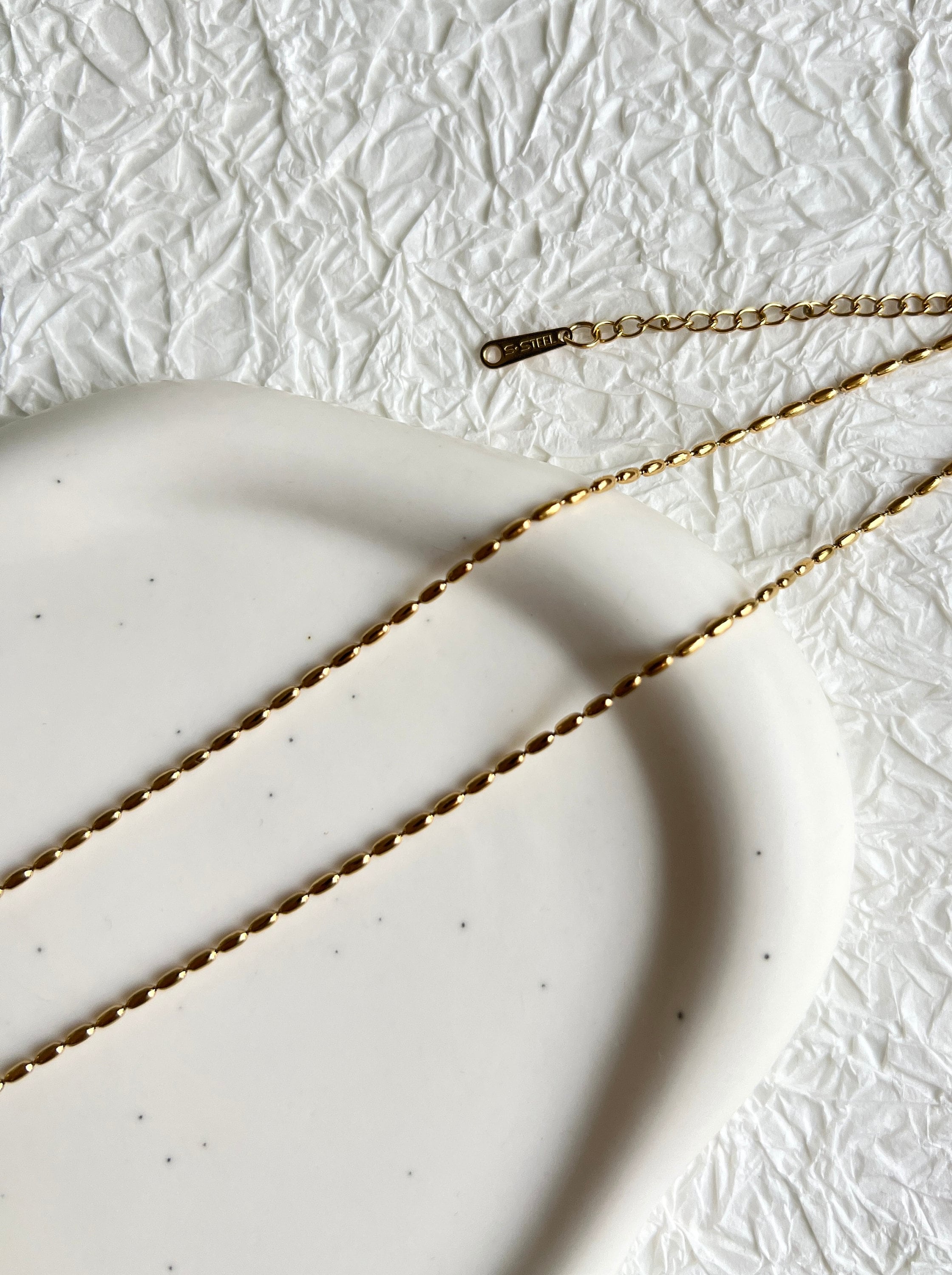 Halskette Gold mit rundem Stein Anhänger, zarte goldene Halskette, eleganter Schmuck Braut,-Halskette-Schmuckblüte