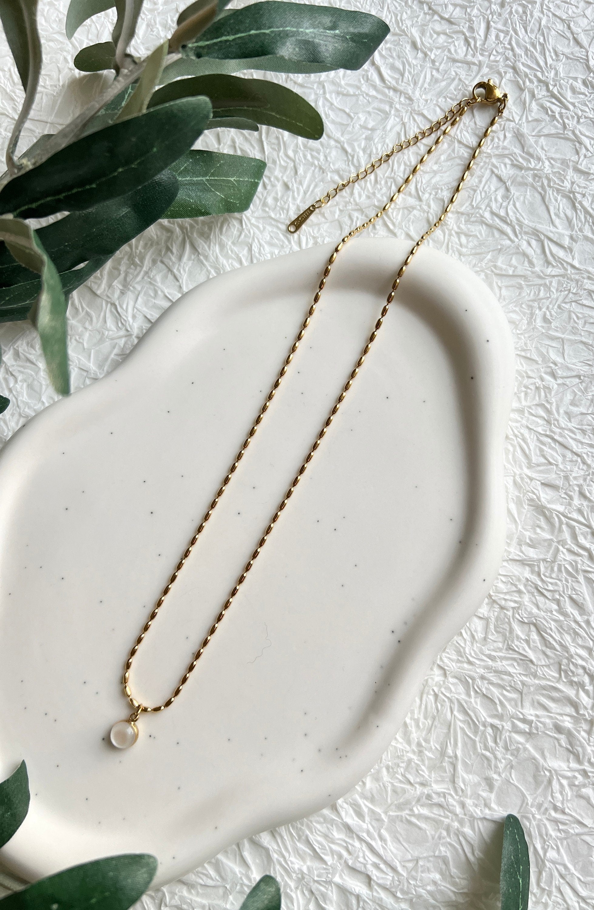 Halskette Gold mit rundem Stein Anhänger, zarte goldene Halskette, eleganter Schmuck Braut,-Halskette-Schmuckblüte