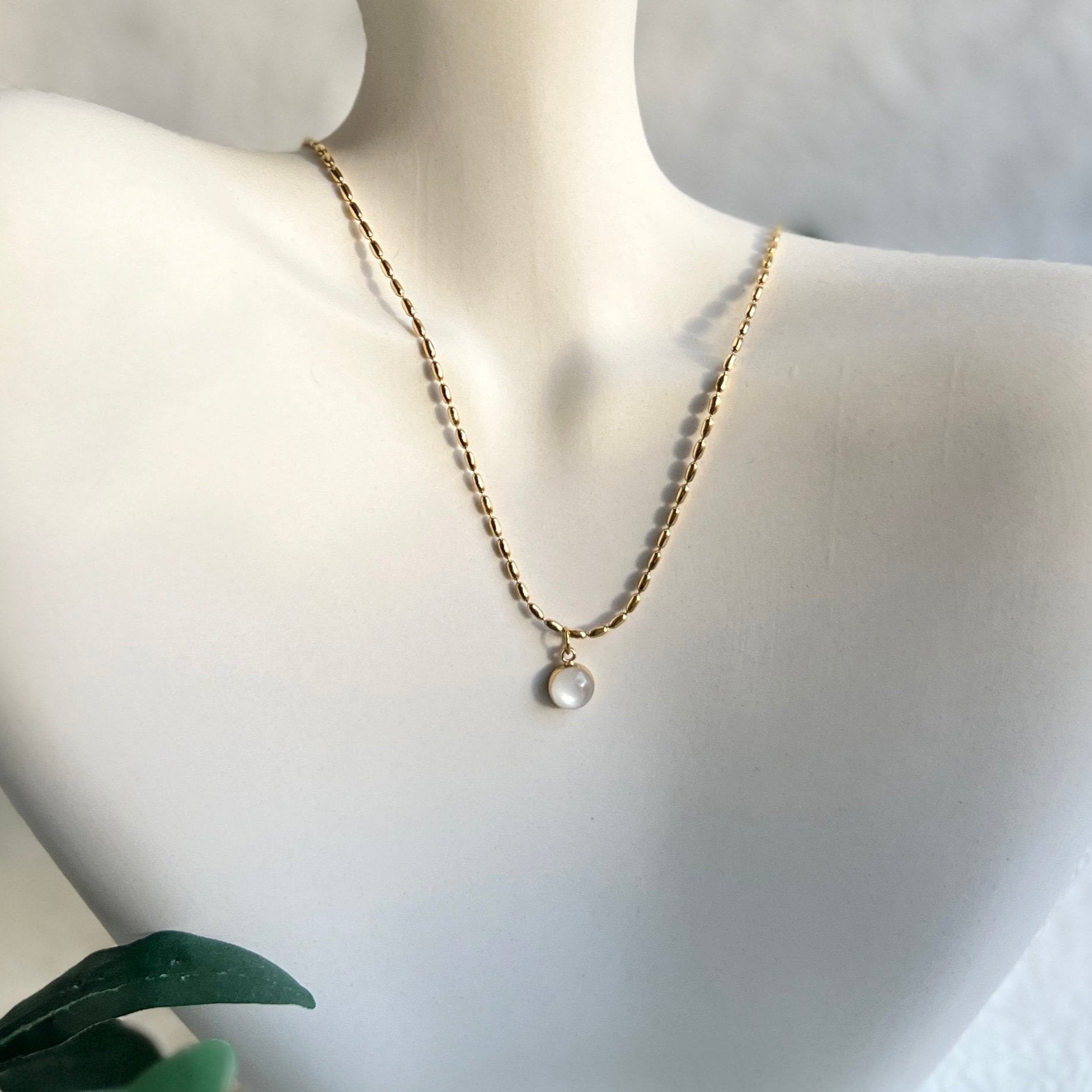 Halskette Gold mit rundem Stein Anhänger, zarte goldene Halskette, eleganter Schmuck Braut,-Halskette-Schmuckblüte