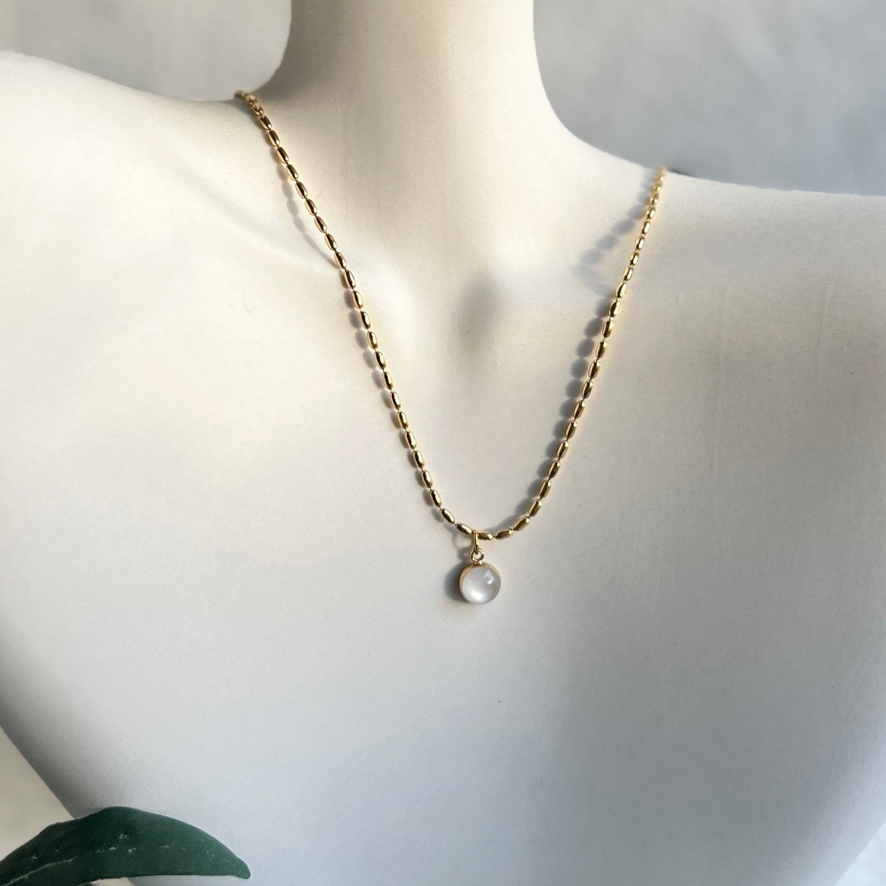 Halskette Gold mit rundem Stein Anhänger, zarte goldene Halskette, eleganter Schmuck Braut,-Halskette-Schmuckblüte