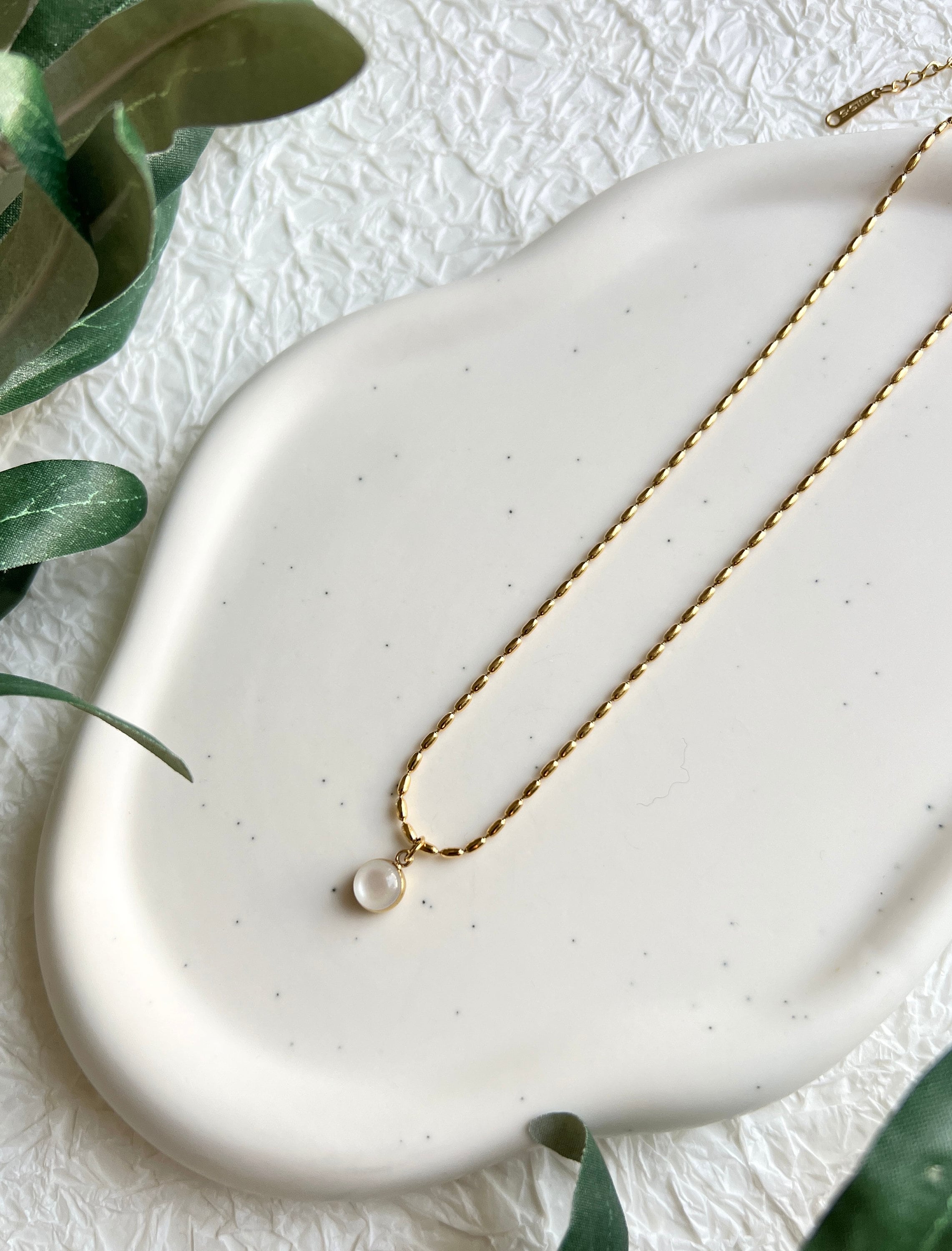 Halskette Gold mit rundem Stein Anhänger, zarte goldene Halskette, eleganter Schmuck Braut,-Halskette-Schmuckblüte