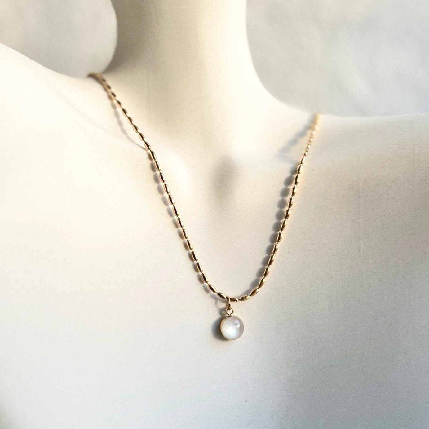 Halskette Gold mit rundem Stein Anhänger, zarte goldene Halskette, eleganter Schmuck Braut, feiner Brautschmuck, Halskette-Schmuckblüte