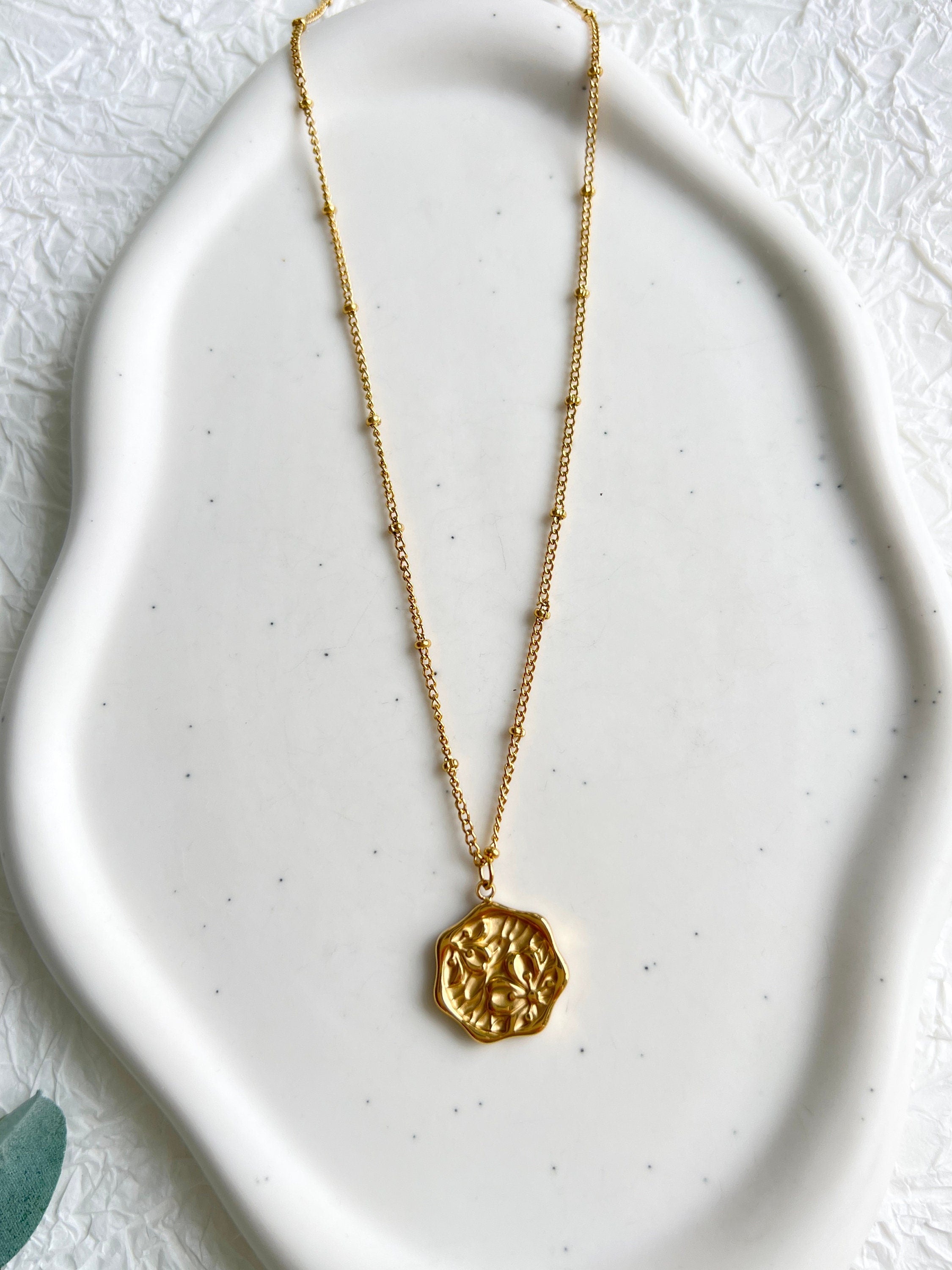 Halskette Gold, ungleichmäßiger runder Anhänger Blumen, zarte goldene Halskette, modern,-Halskette-Schmuckblüte