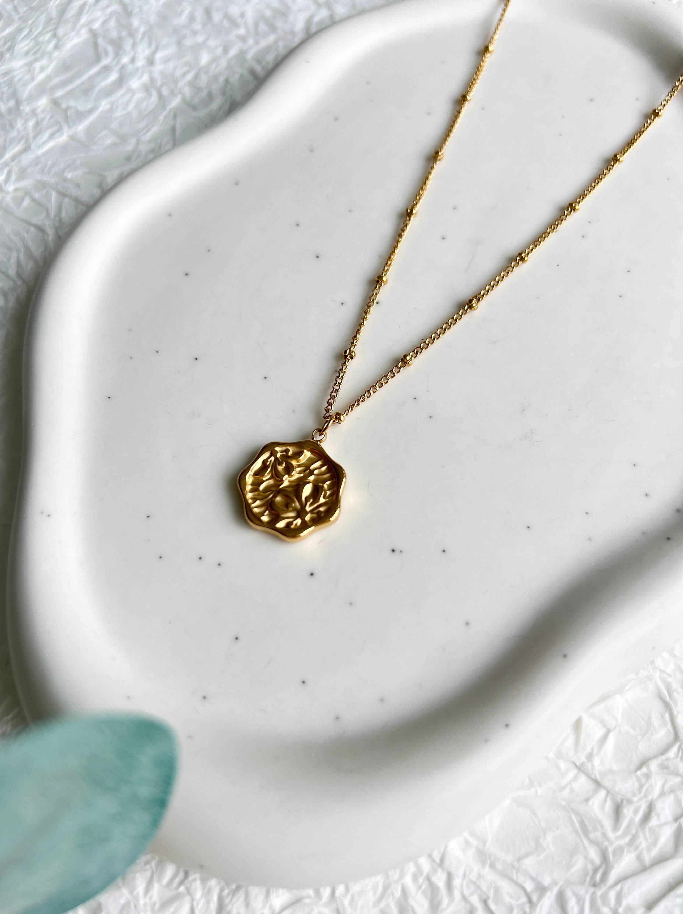 Halskette Gold, ungleichmäßiger runder Anhänger Blumen, zarte goldene Halskette, modern,-Halskette-Schmuckblüte