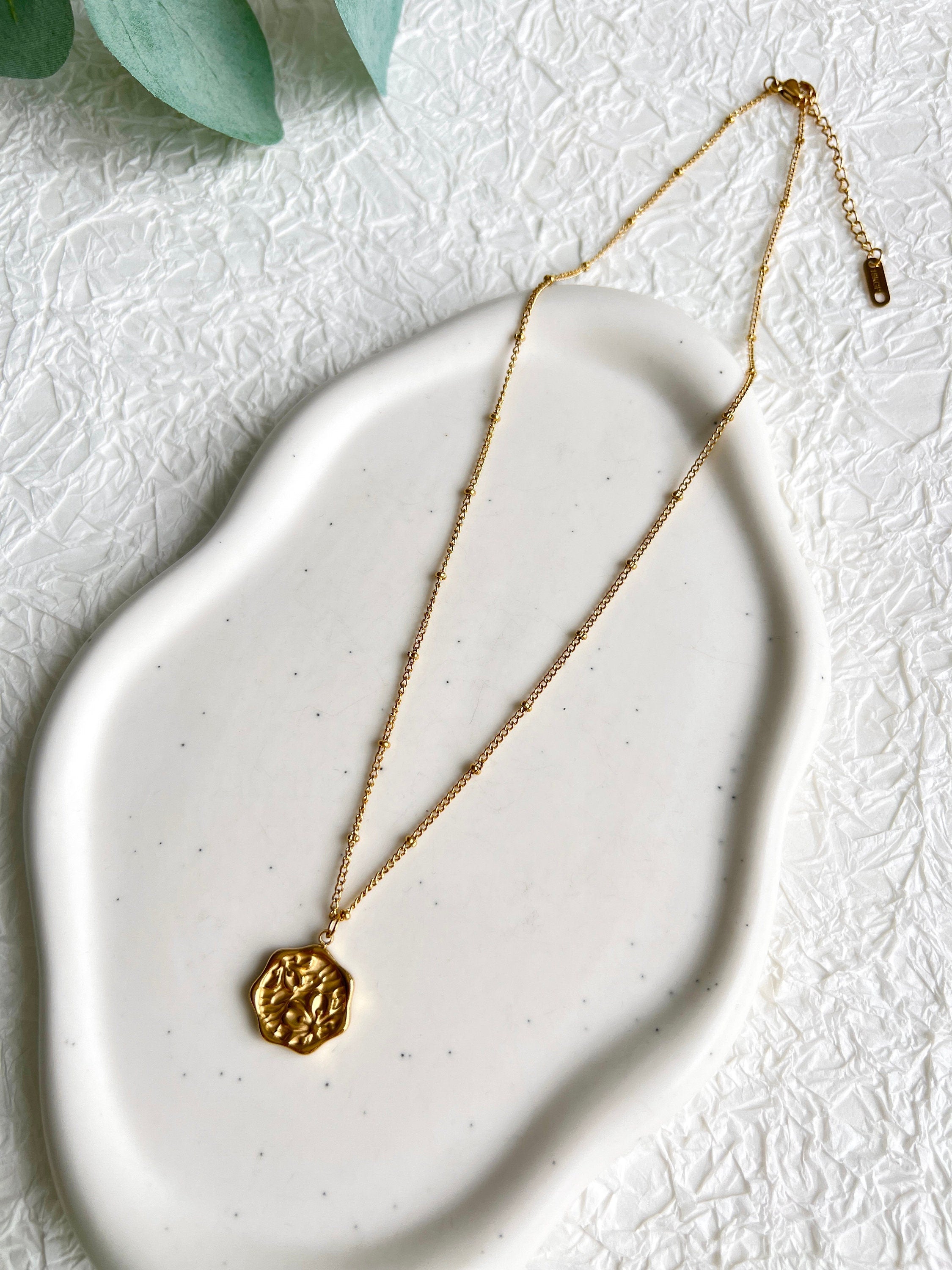 Halskette Gold, ungleichmäßiger runder Anhänger Blumen, zarte goldene Halskette, modern,-Halskette-Schmuckblüte