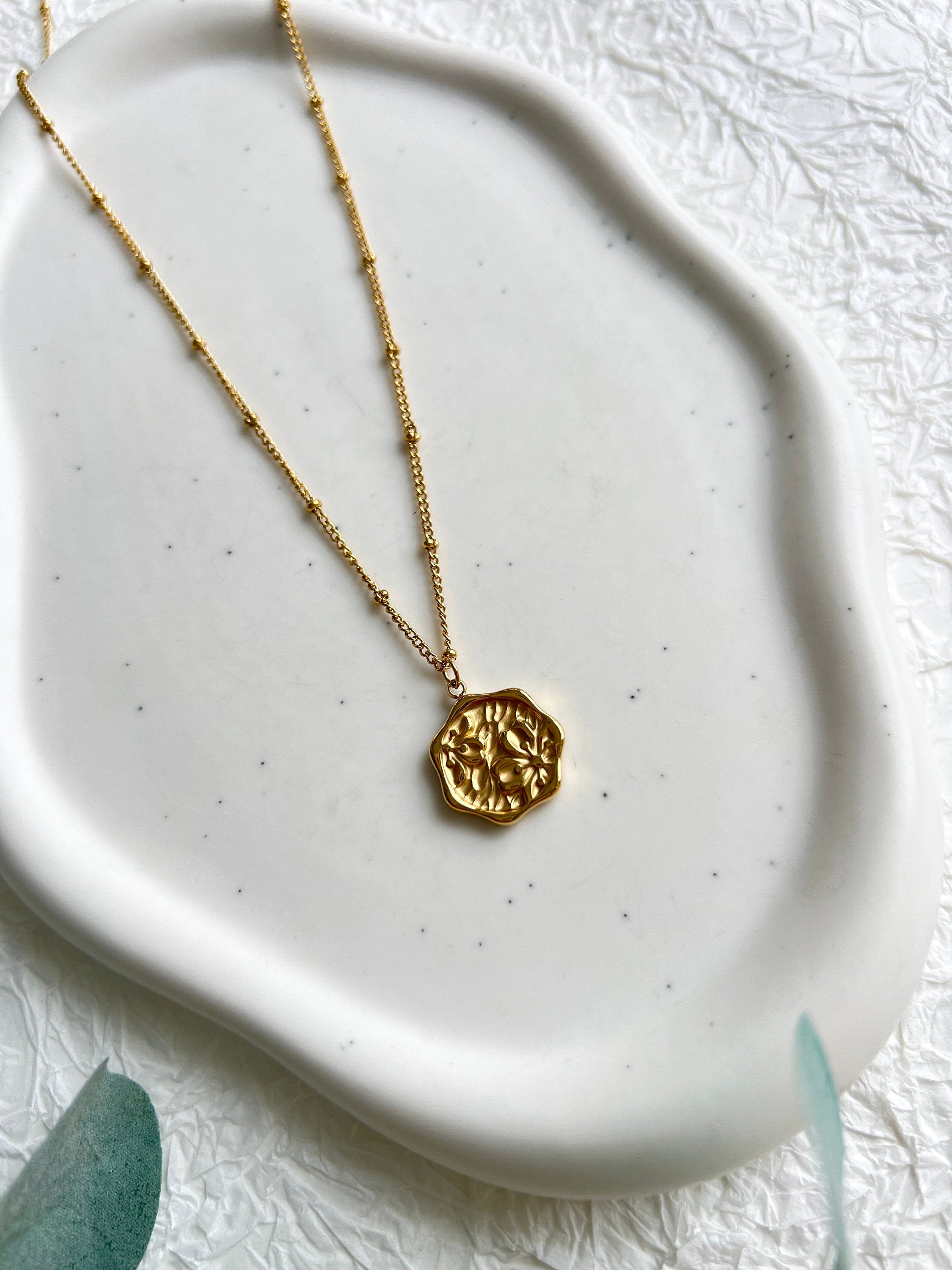Halskette Gold, ungleichmäßiger runder Anhänger Blumen, zarte goldene Halskette, modern,-Halskette-Schmuckblüte