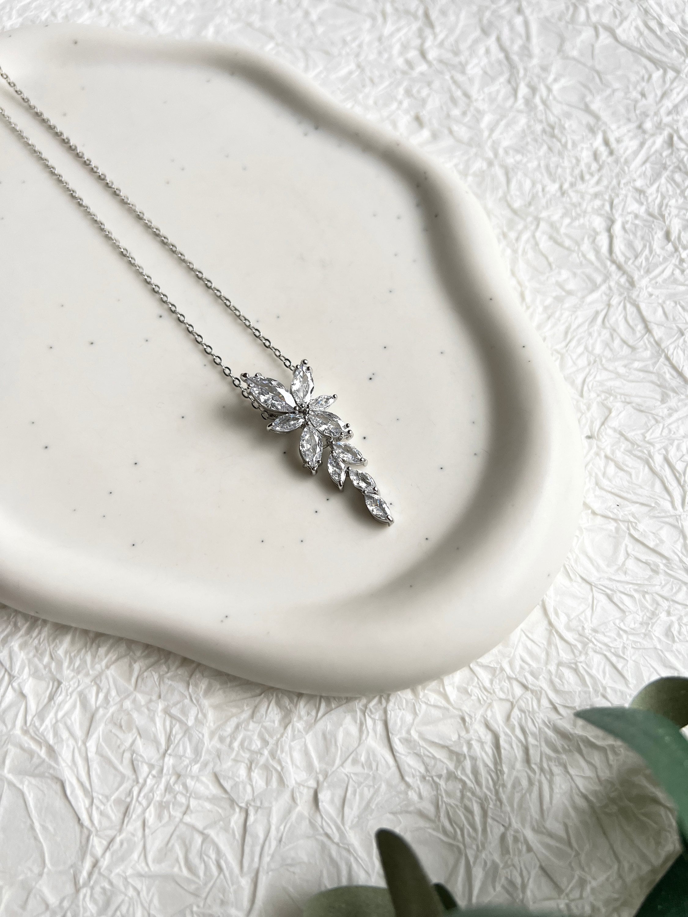 Halskette, Silber, Brautschmuck, funkelnder Anhänger Cubic Zirconia, Edelstahl, eleganter Braut-Ohrringe-Schmuckblüte