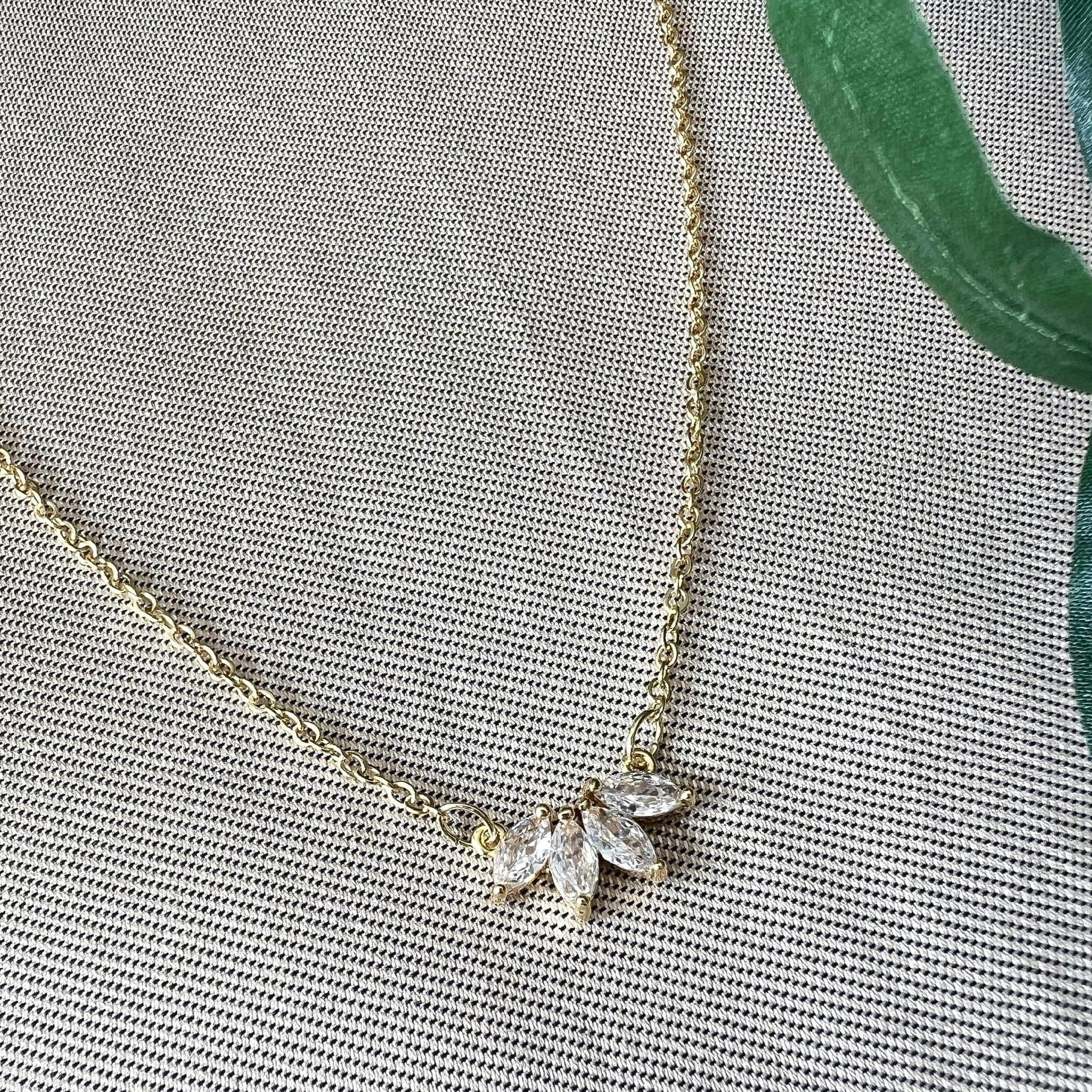 Halskette funkelnder Anhänger, Glitzer Brautschmuck, Gold und Silber, eleganter Schmuck - Gold-Halskette-Schmuckblüte