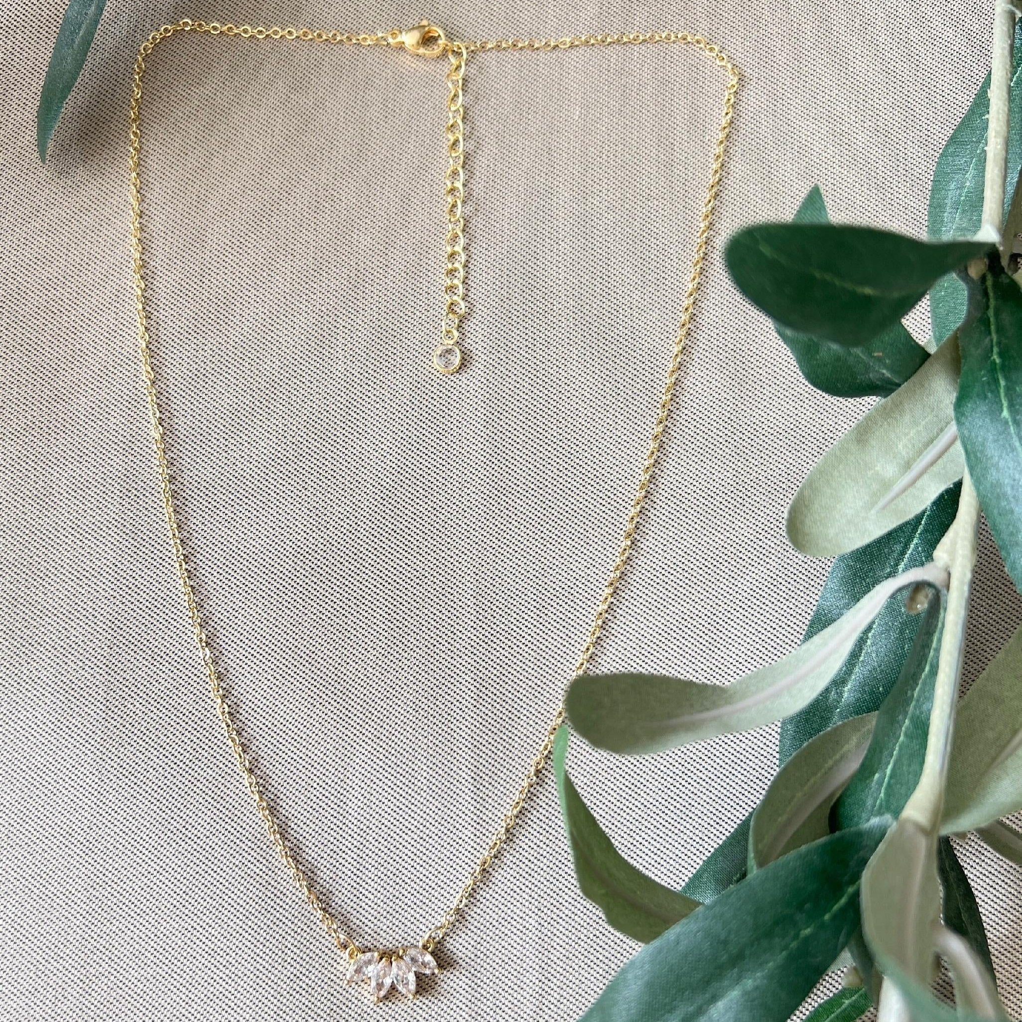 Halskette funkelnder Anhänger, Glitzer Brautschmuck, Gold und Silber, eleganter Schmuck - Gold-Halskette-Schmuckblüte