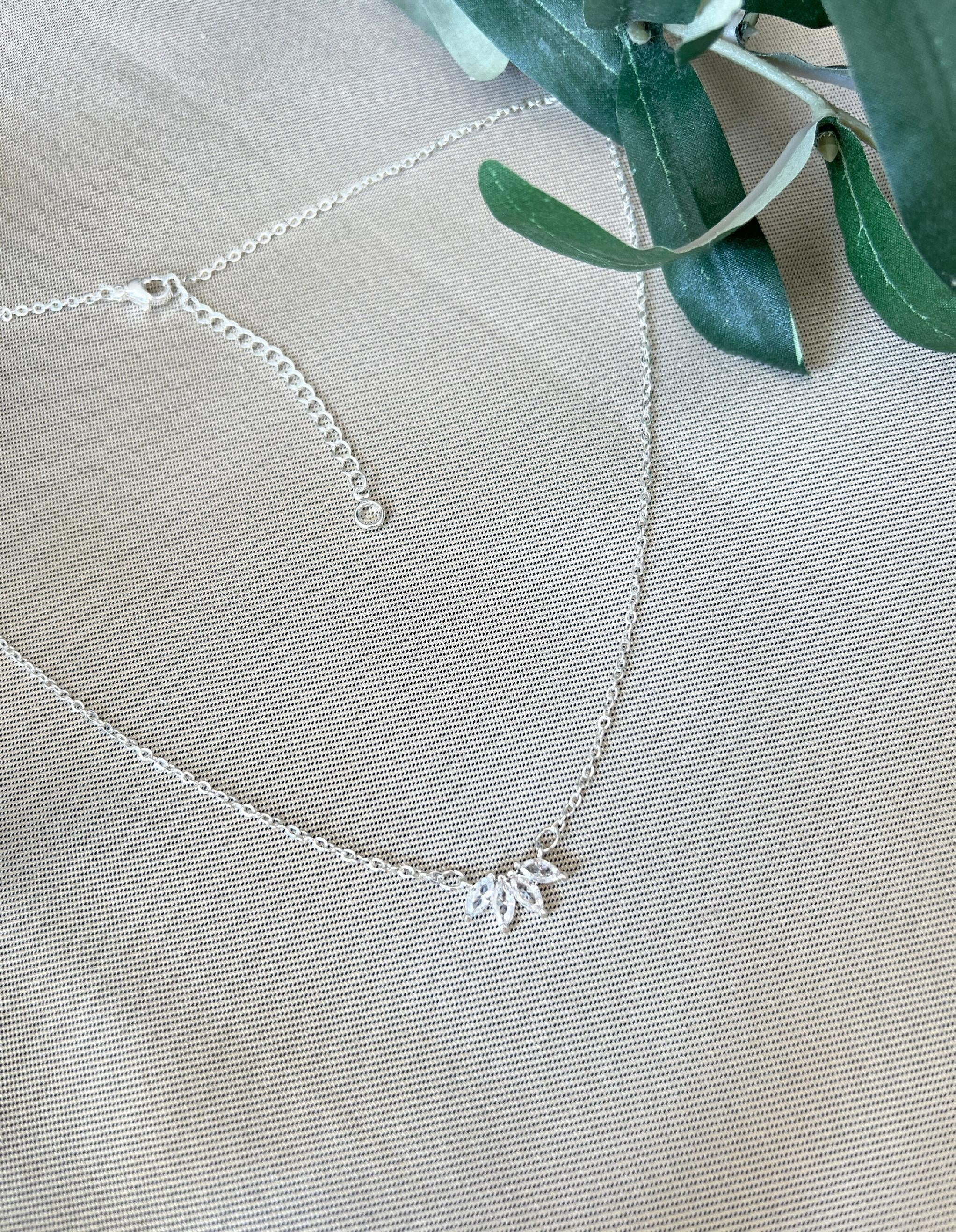 Halskette funkelnder Anhänger, Glitzer Brautschmuck, Gold und Silber, eleganter Schmuck - Silber-Halskette-Schmuckblüte