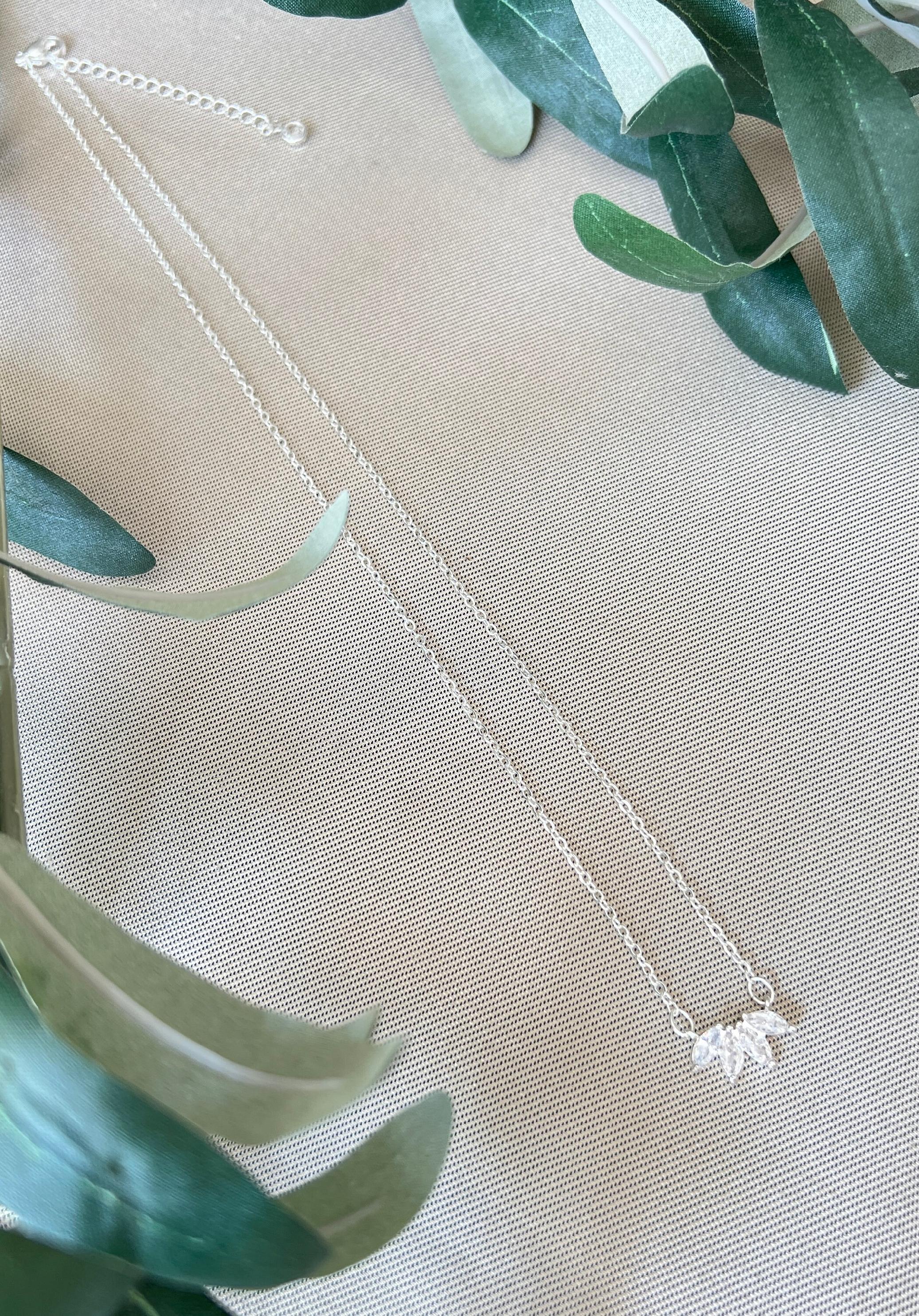 Halskette funkelnder Anhänger, Glitzer Brautschmuck, Gold und Silber, eleganter Schmuck - Silber-Halskette-Schmuckblüte