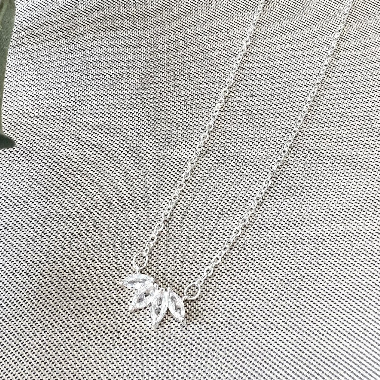 Halskette funkelnder Anhänger, Glitzer Brautschmuck, Gold und Silber, eleganter Schmuck - Silber-Halskette-Schmuckblüte