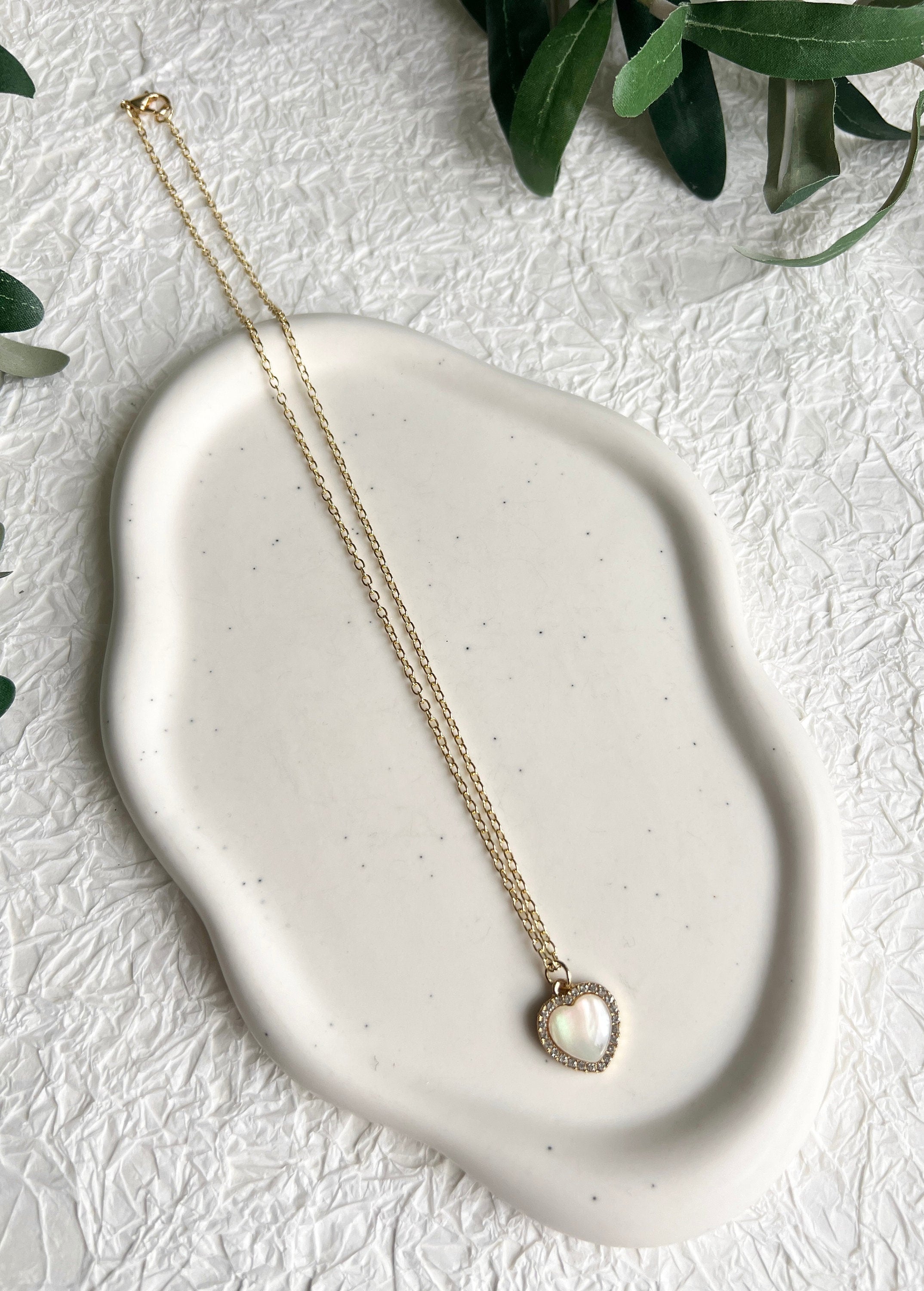 Halskette, helles Gold, Herz Anhänger, kleine Cubic Zirconia Steine, kurze Kette, filigrane-Halskette-Schmuckblüte