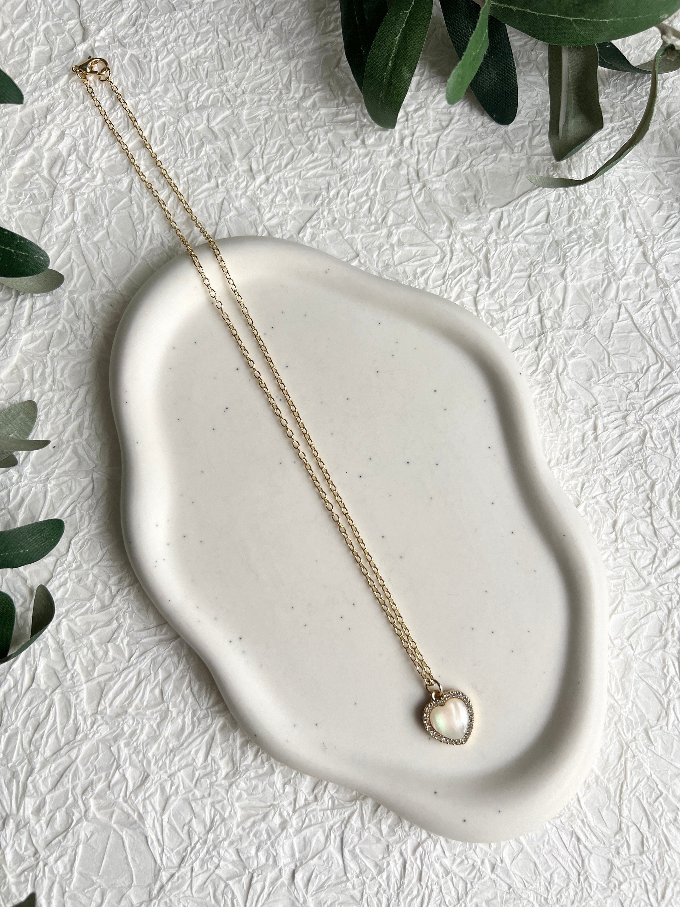 Halskette, helles Gold, Herz Anhänger, kleine Cubic Zirconia Steine, kurze Kette, filigrane-Halskette-Schmuckblüte