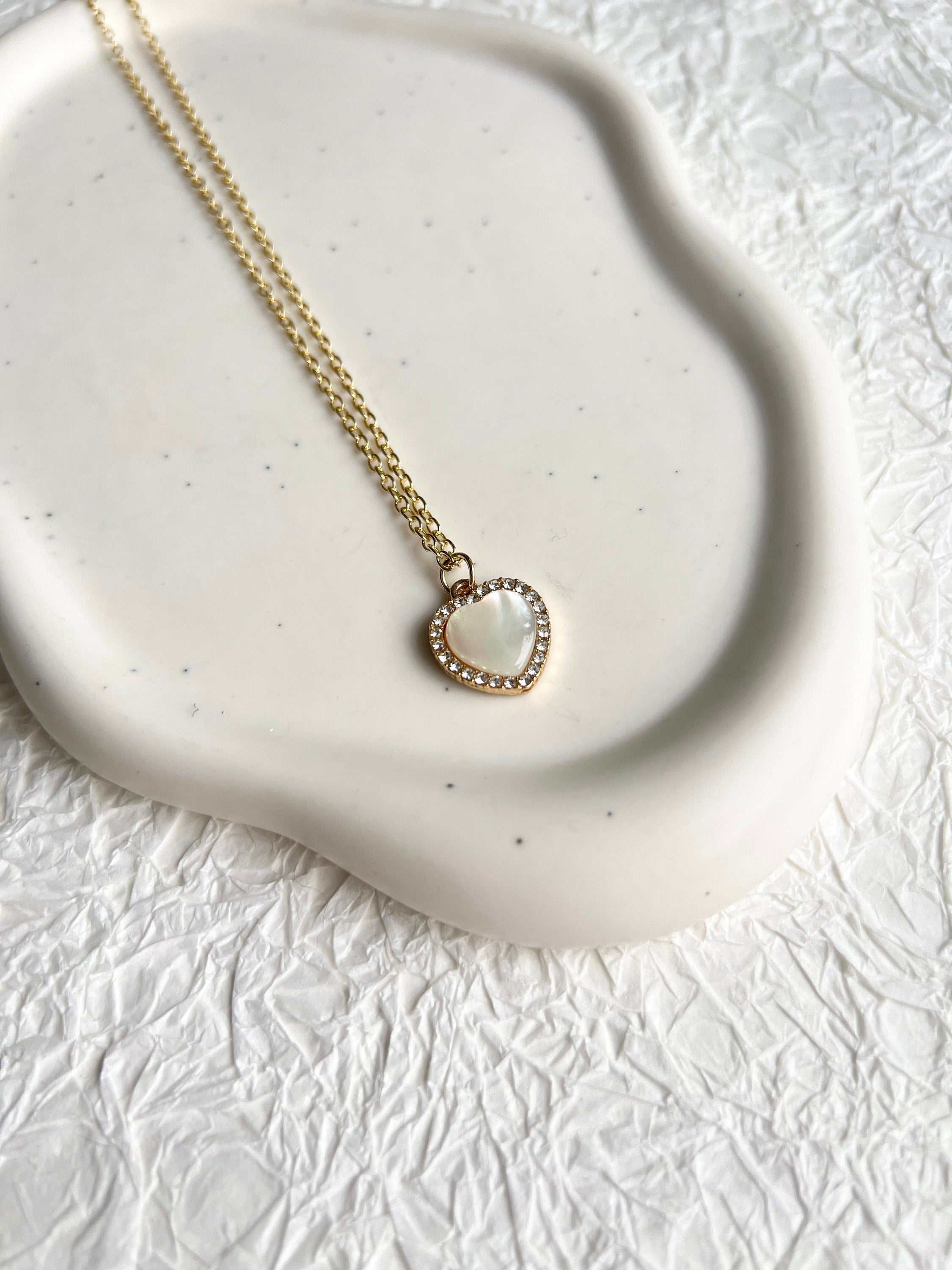 Halskette, helles Gold, Herz Anhänger, kleine Cubic Zirconia Steine, kurze Kette, filigrane-Halskette-Schmuckblüte