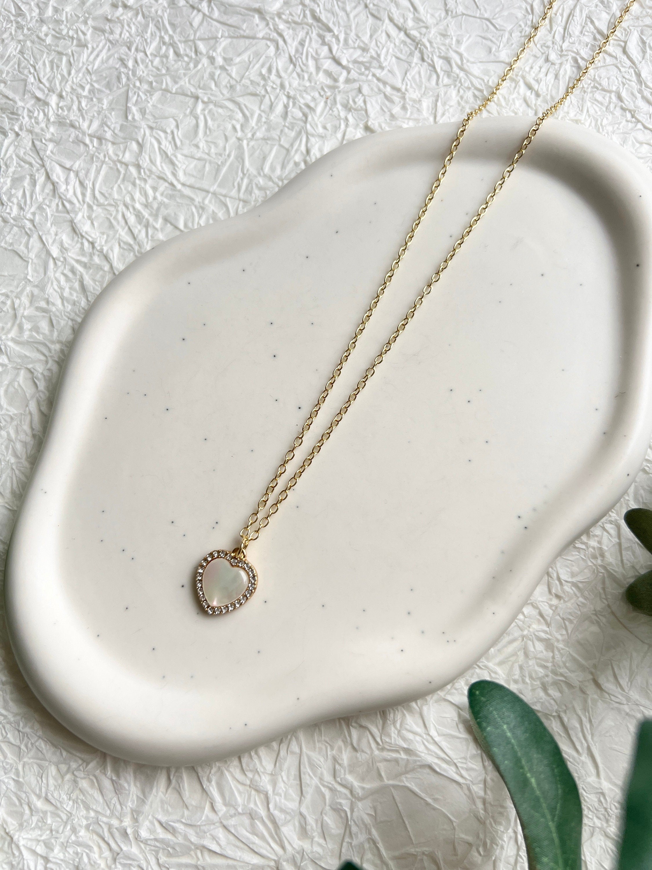 Halskette, helles Gold, Herz Anhänger, kleine Cubic Zirconia Steine, kurze Kette, filigrane-Halskette-Schmuckblüte
