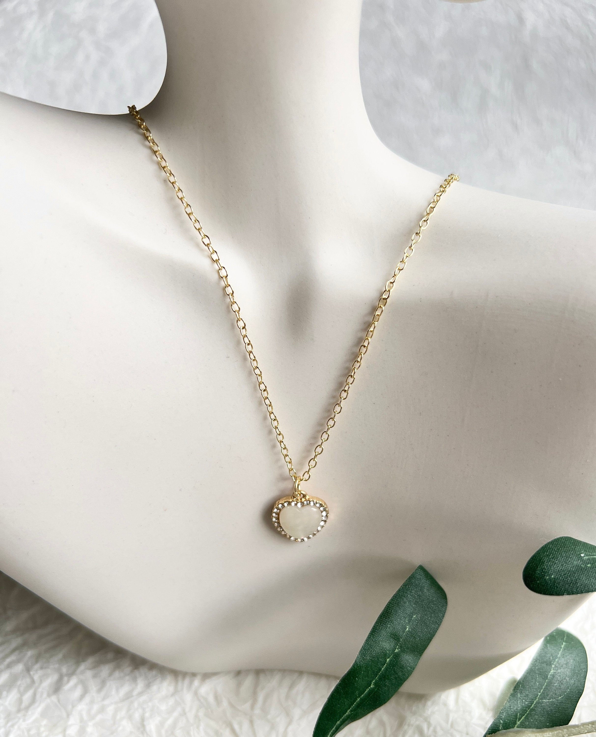 Halskette, helles Gold, Herz Anhänger, kleine Cubic Zirconia Steine, kurze Kette, filigrane-Halskette-Schmuckblüte