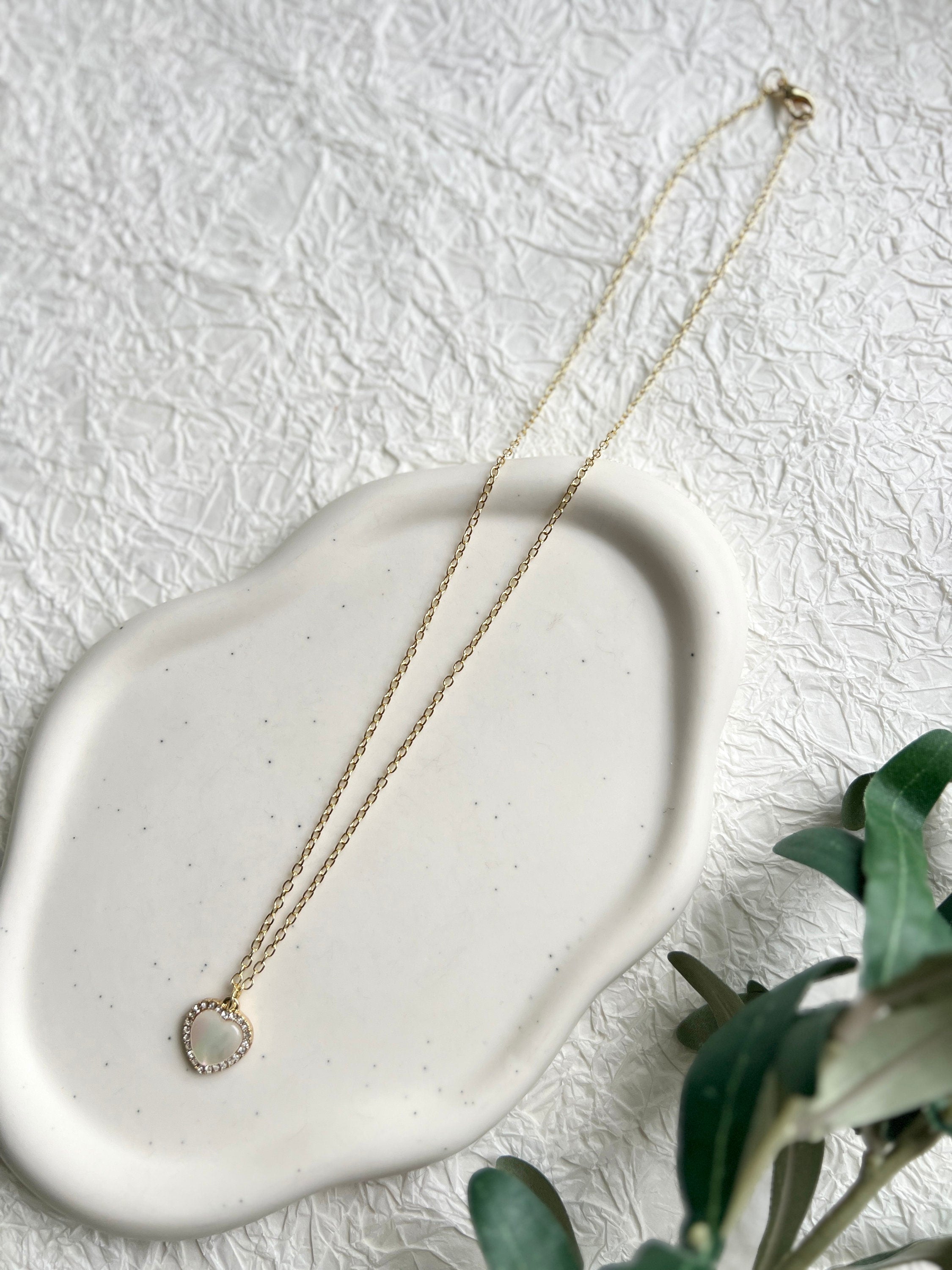 Halskette, helles Gold, Herz Anhänger, kleine Cubic Zirconia Steine, kurze Kette, filigrane-Halskette-Schmuckblüte