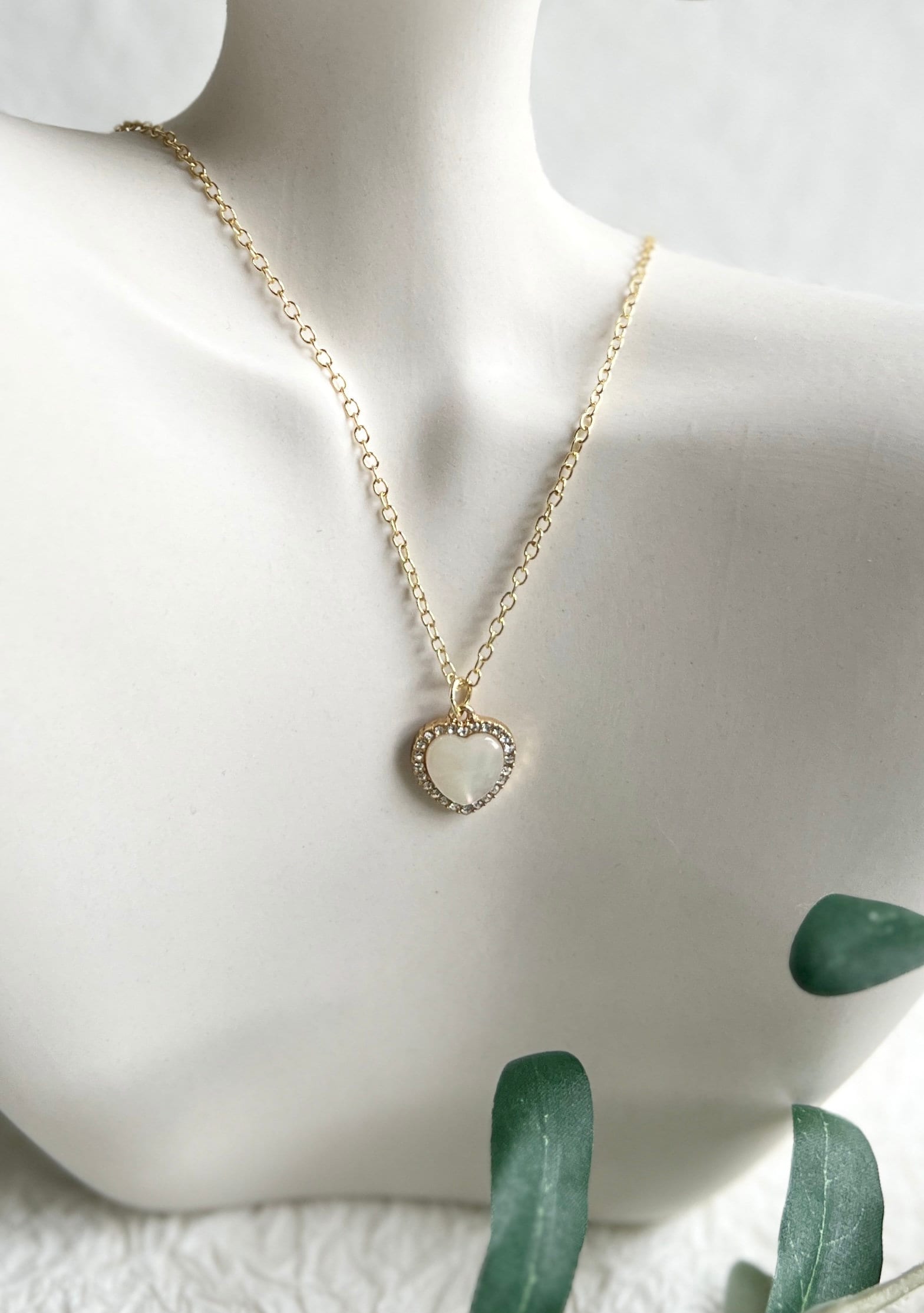 Halskette, helles Gold, Herz Anhänger, kleine Cubic Zirconia Steine, kurze Kette, filigrane-Halskette-Schmuckblüte