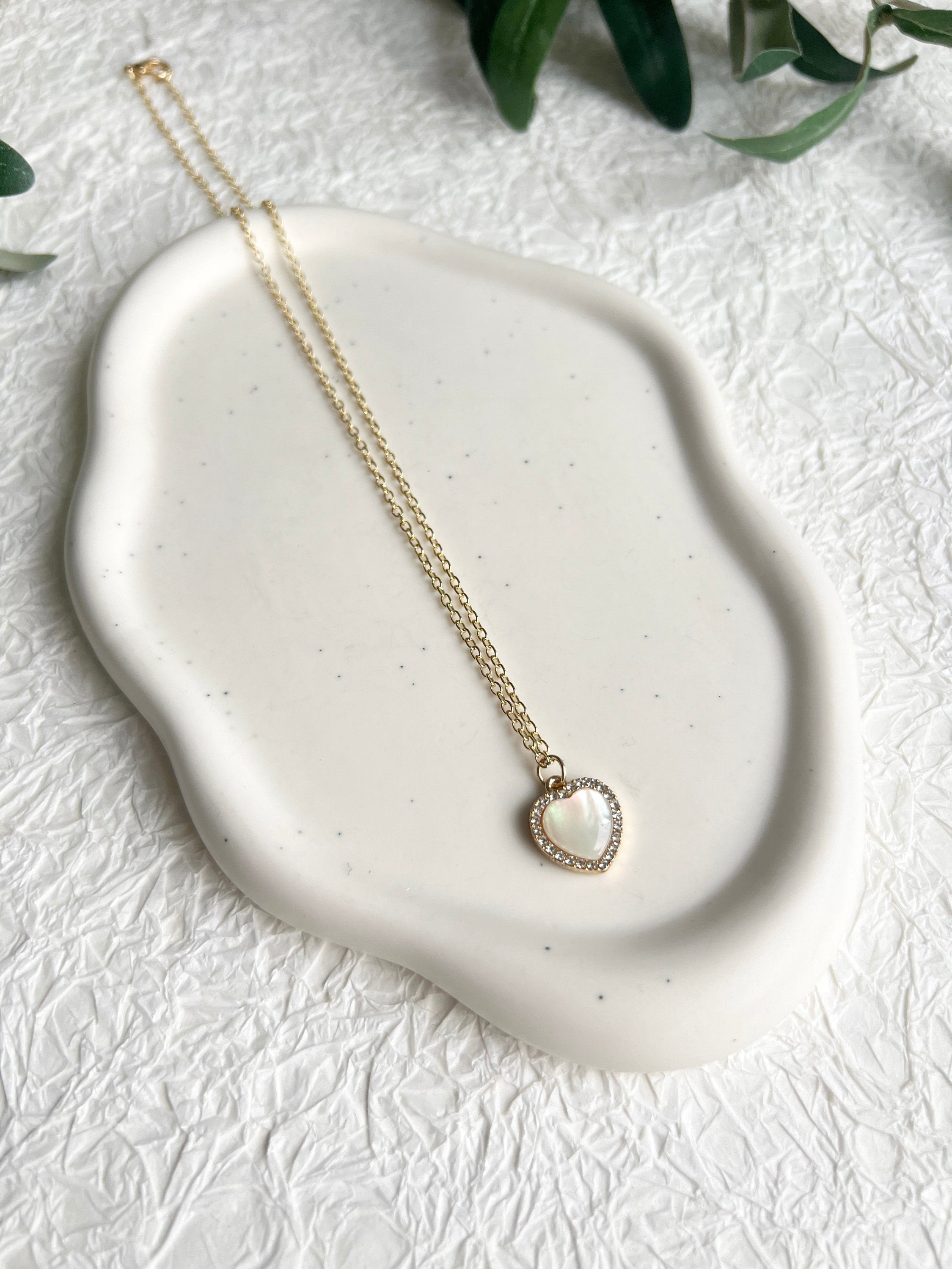 Halskette, helles Gold, Herz Anhänger, kleine Cubic Zirconia Steine, kurze Kette, filigrane-Halskette-Schmuckblüte