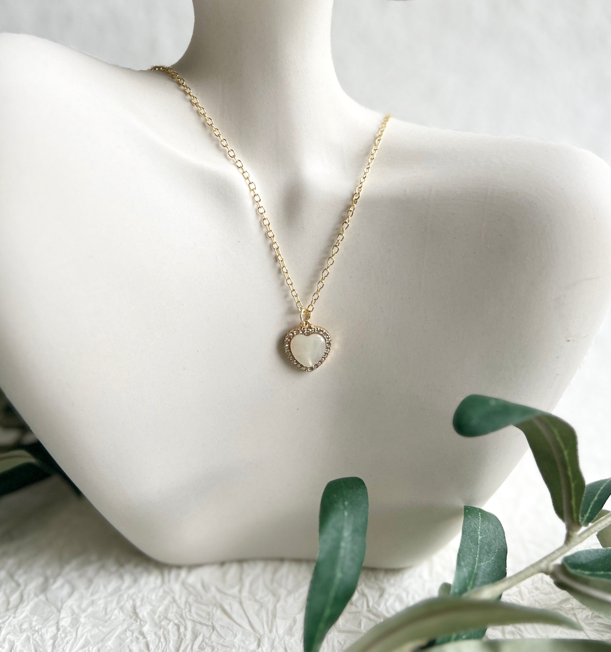 Halskette, helles Gold, Herz Anhänger, kleine Cubic Zirconia Steine, kurze Kette, filigrane-Halskette-Schmuckblüte