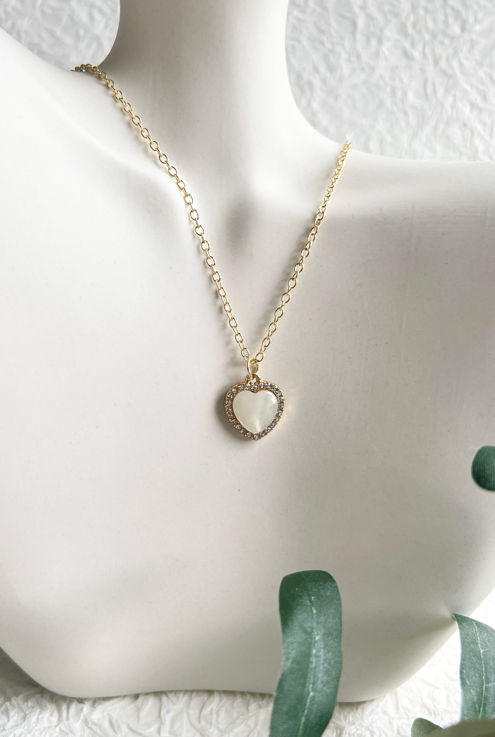 Halskette, helles Gold, Herz Anhänger, kleine Cubic Zirconia Steine, kurze Kette, filigrane-Halskette-Schmuckblüte