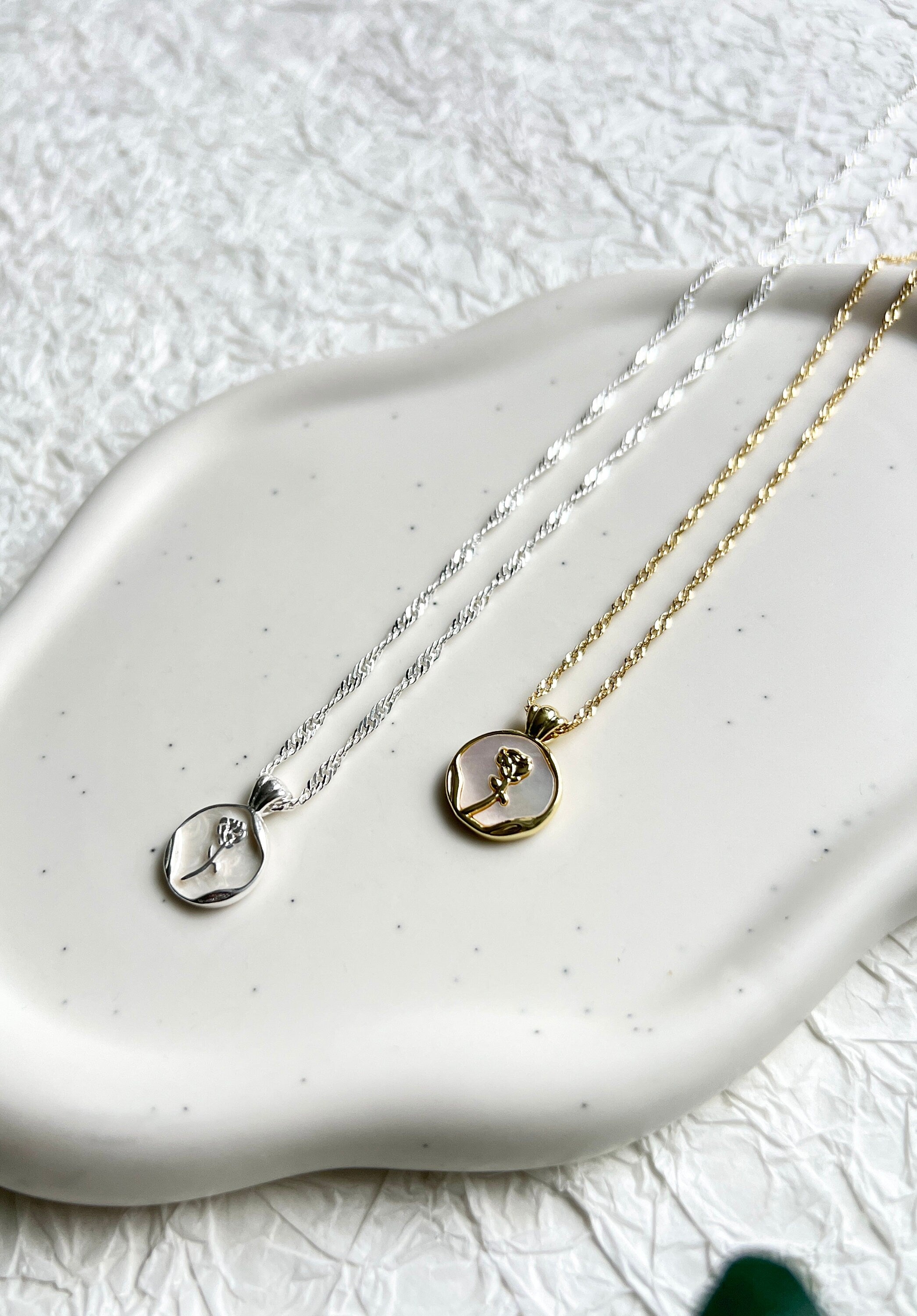Halskette mit Anhänger, Blume Rose Perlmutt, Gold und Silber, Kette, Halsschmuck - Silber-Halskette-Schmuckblüte