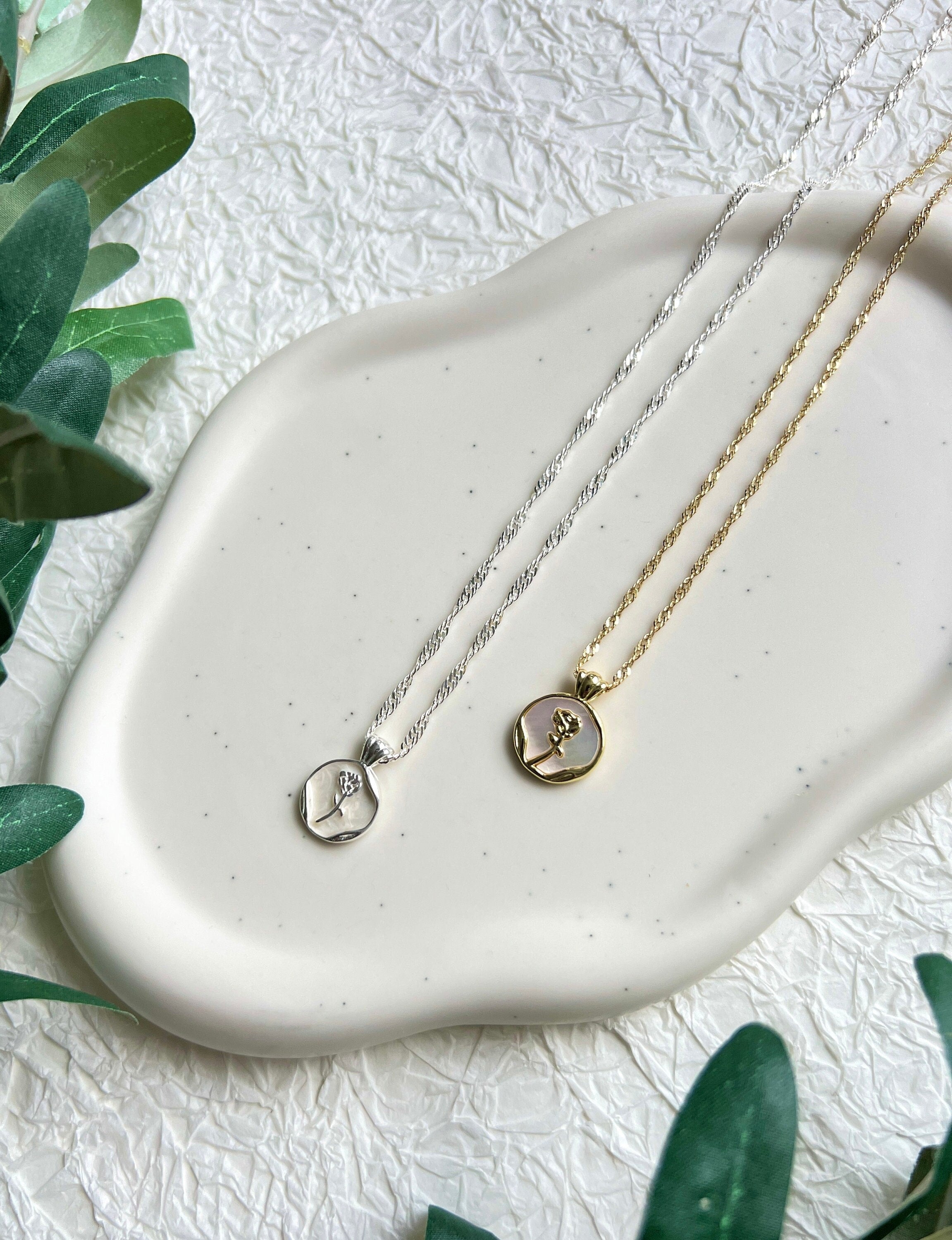 Halskette mit Anhänger, Blume Rose Perlmutt, Gold und Silber, Kette, Halsschmuck - Silber-Halskette-Schmuckblüte