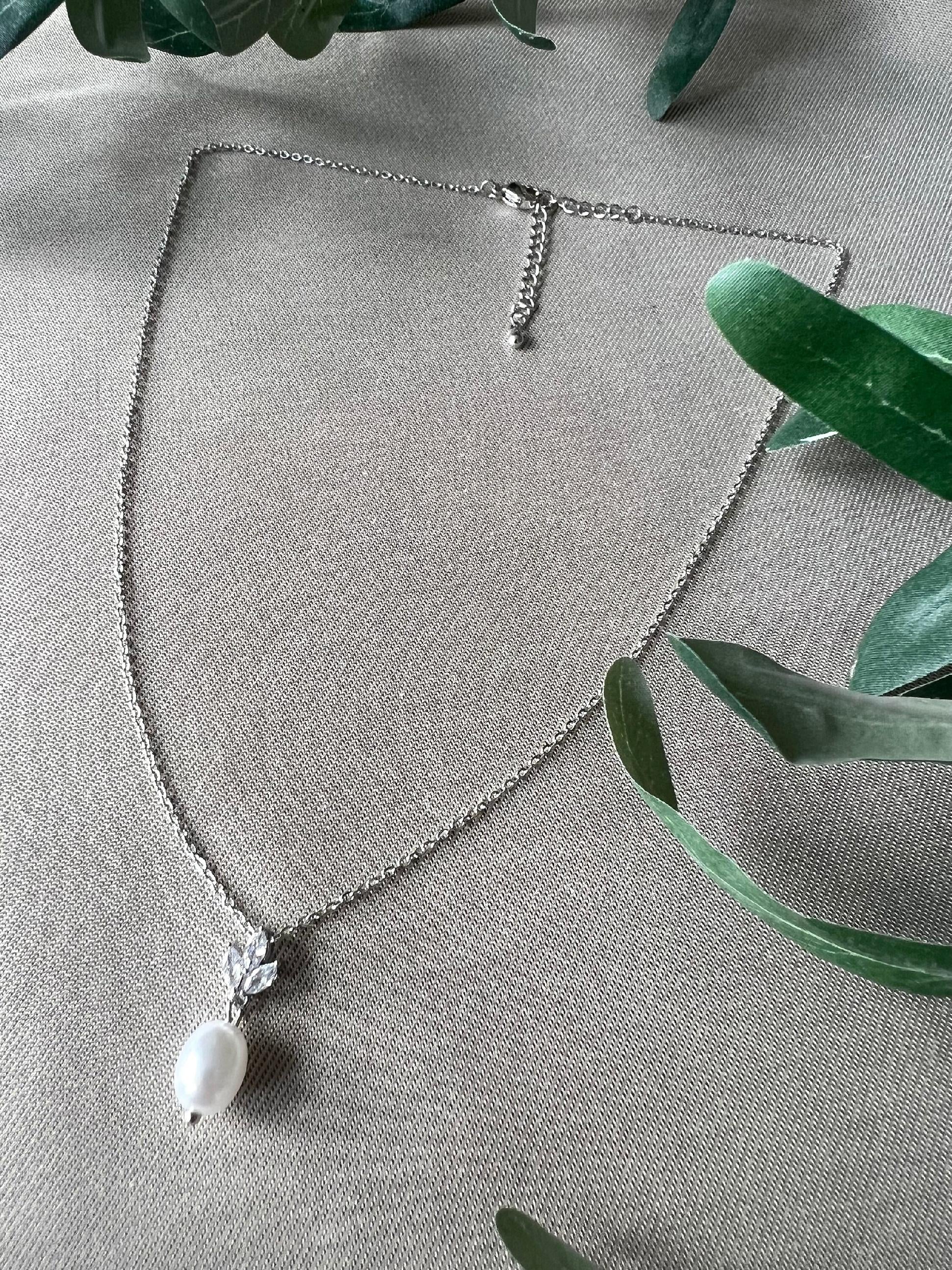 Halskette mit Perlen Anhänger, Brautschmuck Silber, Zirkoniasteine, eleganter Schmuck Braut, - Gold-Halskette-Schmuckblüte