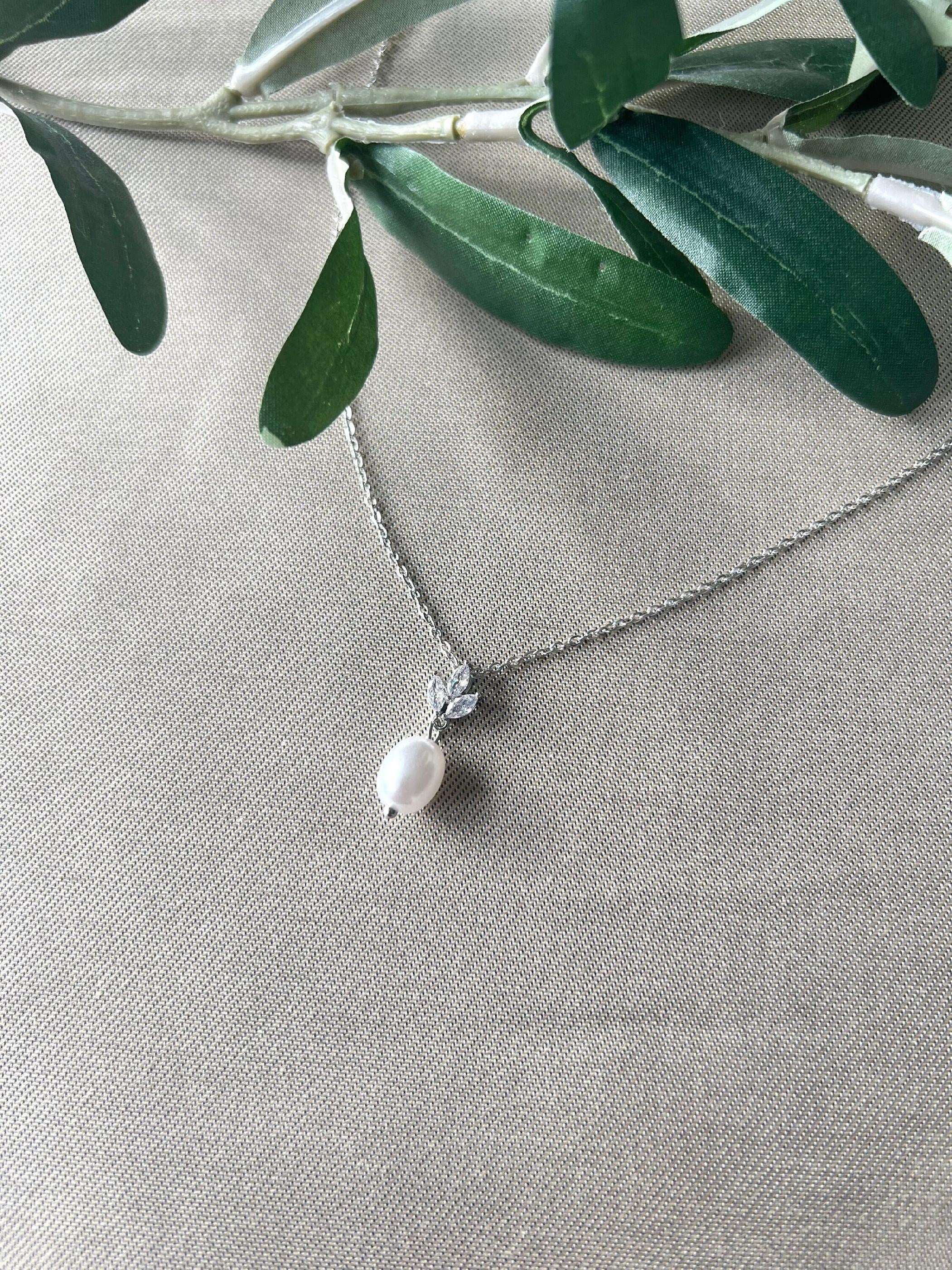 Halskette mit Perlen Anhänger, Brautschmuck Silber, Zirkoniasteine, eleganter Schmuck Braut, - Gold-Halskette-Schmuckblüte