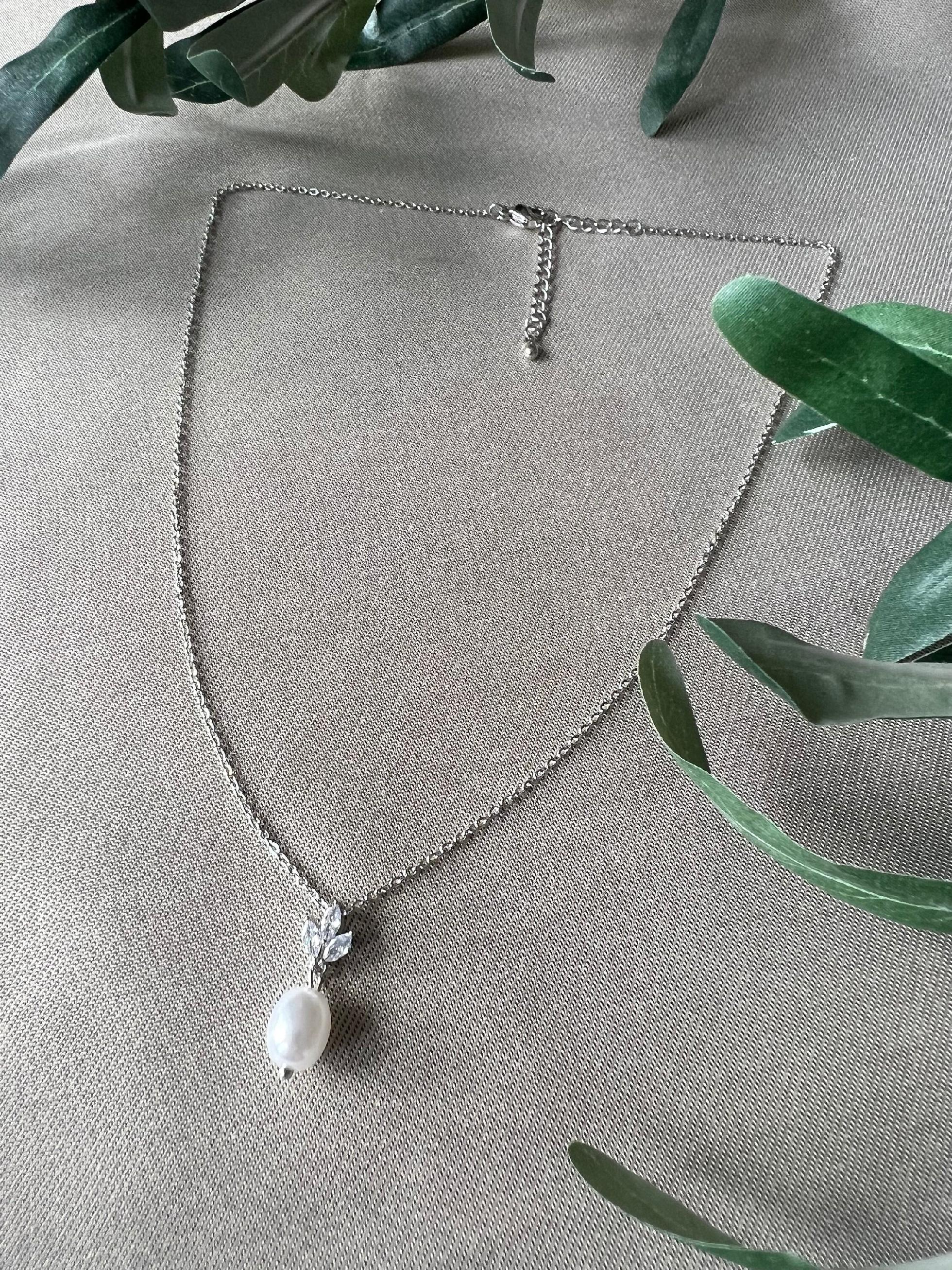 Halskette mit feinem Perlenanhänger, eleganter Brautschmuck, Silber, Gold oder Roségold, Zirkoniasteine, eleganter Schmuck Hochzeit, schicke Kette, Schmuckbluete