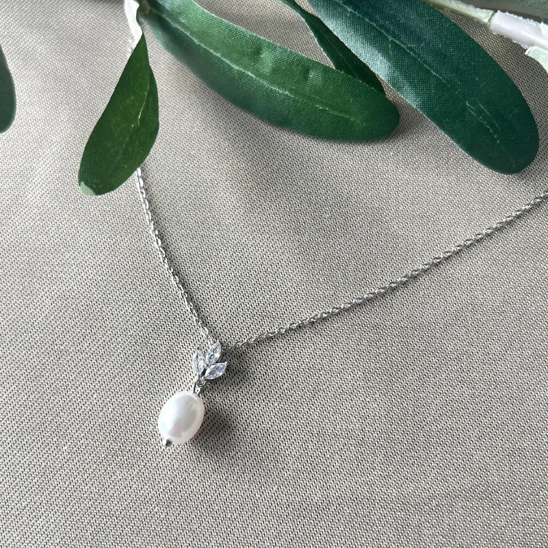 Halskette mit feinem Perlenanhänger, eleganter Brautschmuck, Silber, Gold oder Roségold, Zirkoniasteine, eleganter Schmuck Hochzeit, schicke Kette, Schmuckbluete