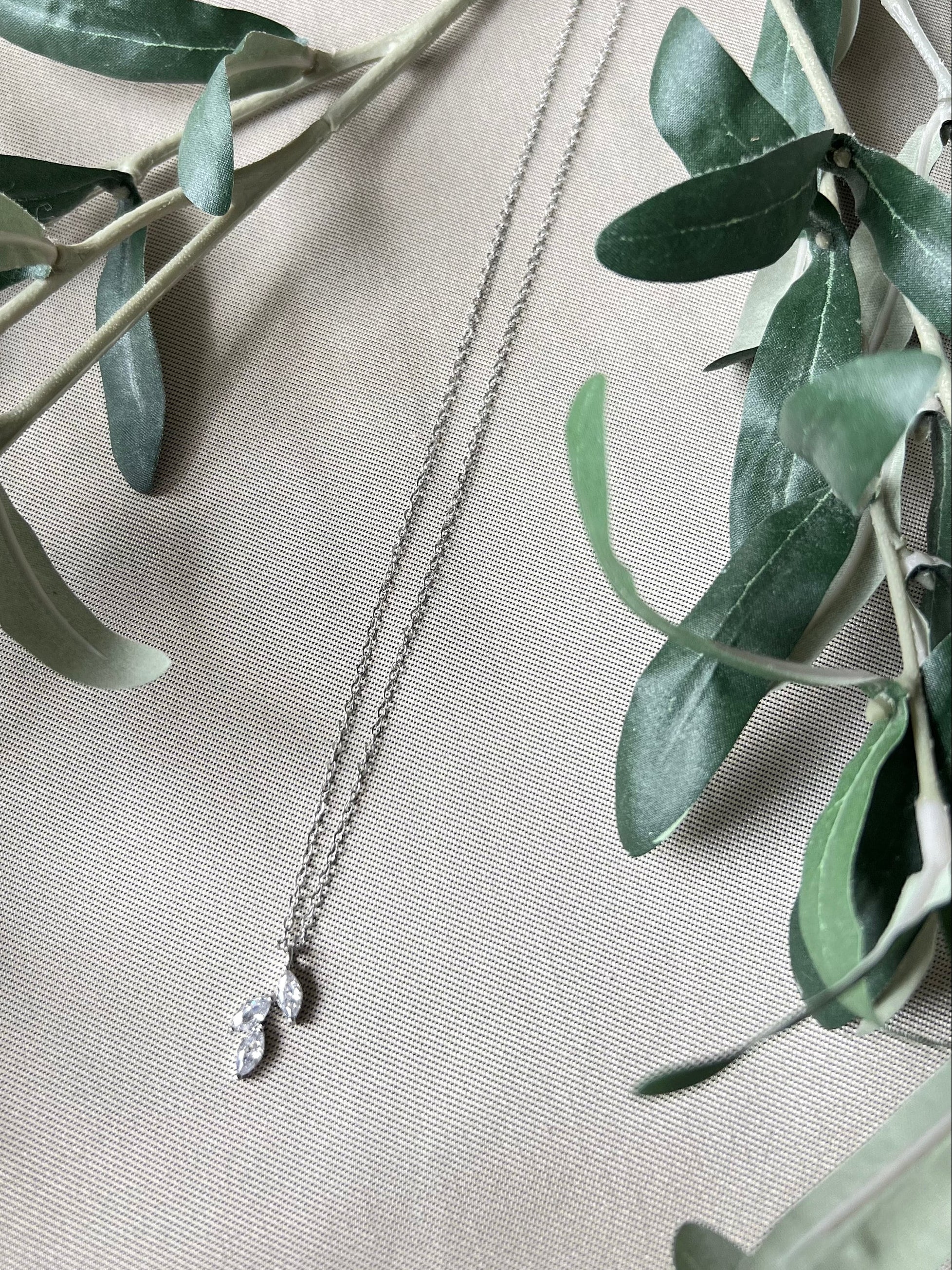 Halskette mit Zirkonia Anhänger, Brautschmuck Roségold oder Silber, eleganter Schmuck fuer die Braut, Silberne Halskette, Hochzeitsschmuck, Schmuckblüte, hochwertige Brautkette, feine Brauthalskette