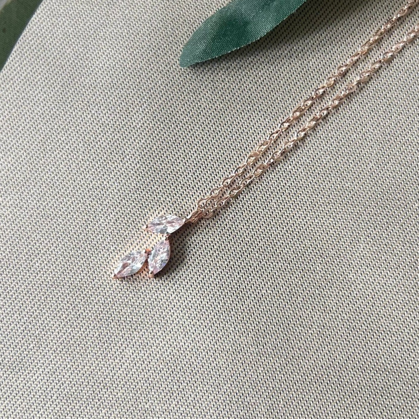 Halskette mit Zirkonia Anhänger, Brautschmuck Roségold, feine Brauthalskette, Blätterform, Silber, Gold, Roségold eleganter Schmuck, Geschenk für Sie, Weihnachtsgeschenk, Halskette-Schmuckblüte