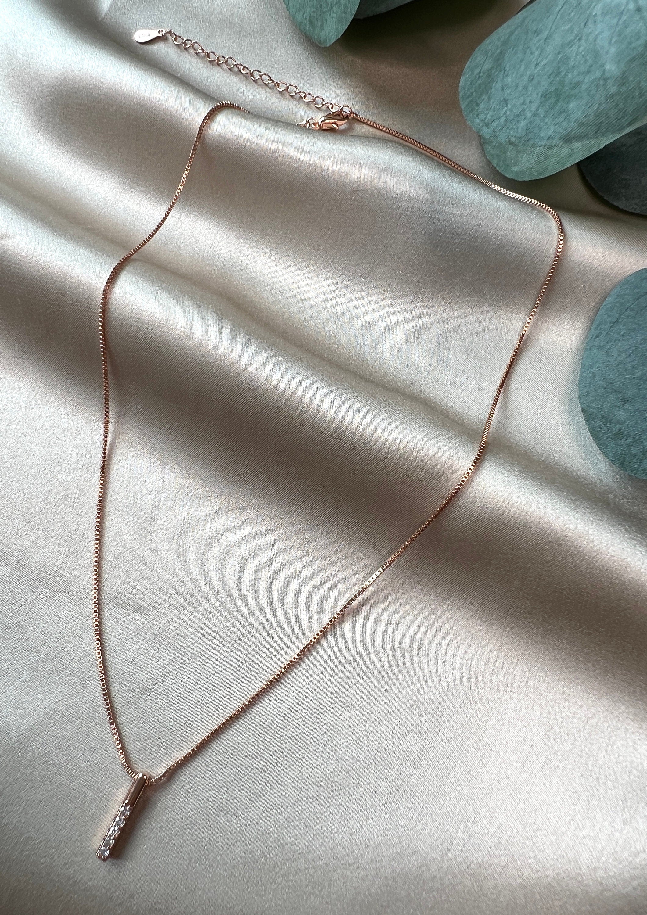 Halskette mit funkelndem Zirkonia-Steinchen Anhänger, filigran, silber, rosegold, gold, Braut Schmuck, Brauthalskette, Halskette für Frauen - Roségold-Halskette-Schmuckblüte