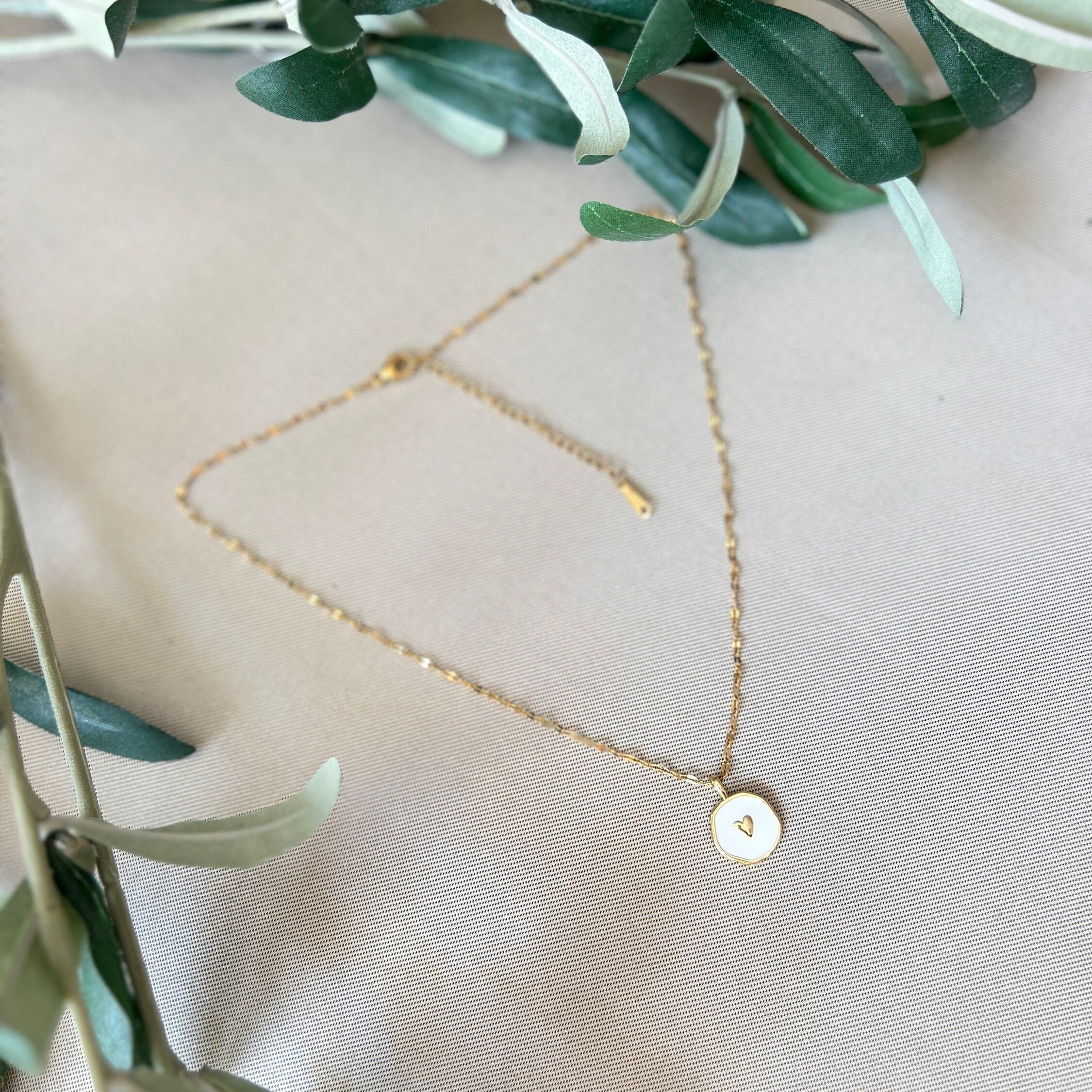 Zarte Halskette, Gold, Herzanhänger rund, goldene Halskette, weiß goldener Anhänger, Schmuck Hochzeit, Geschenk für Sie, Weihnachtsgeschenk Frauen, Geburtstagsgeschenk, Trauzeugin, Brautjungfer, Schmuckblüte