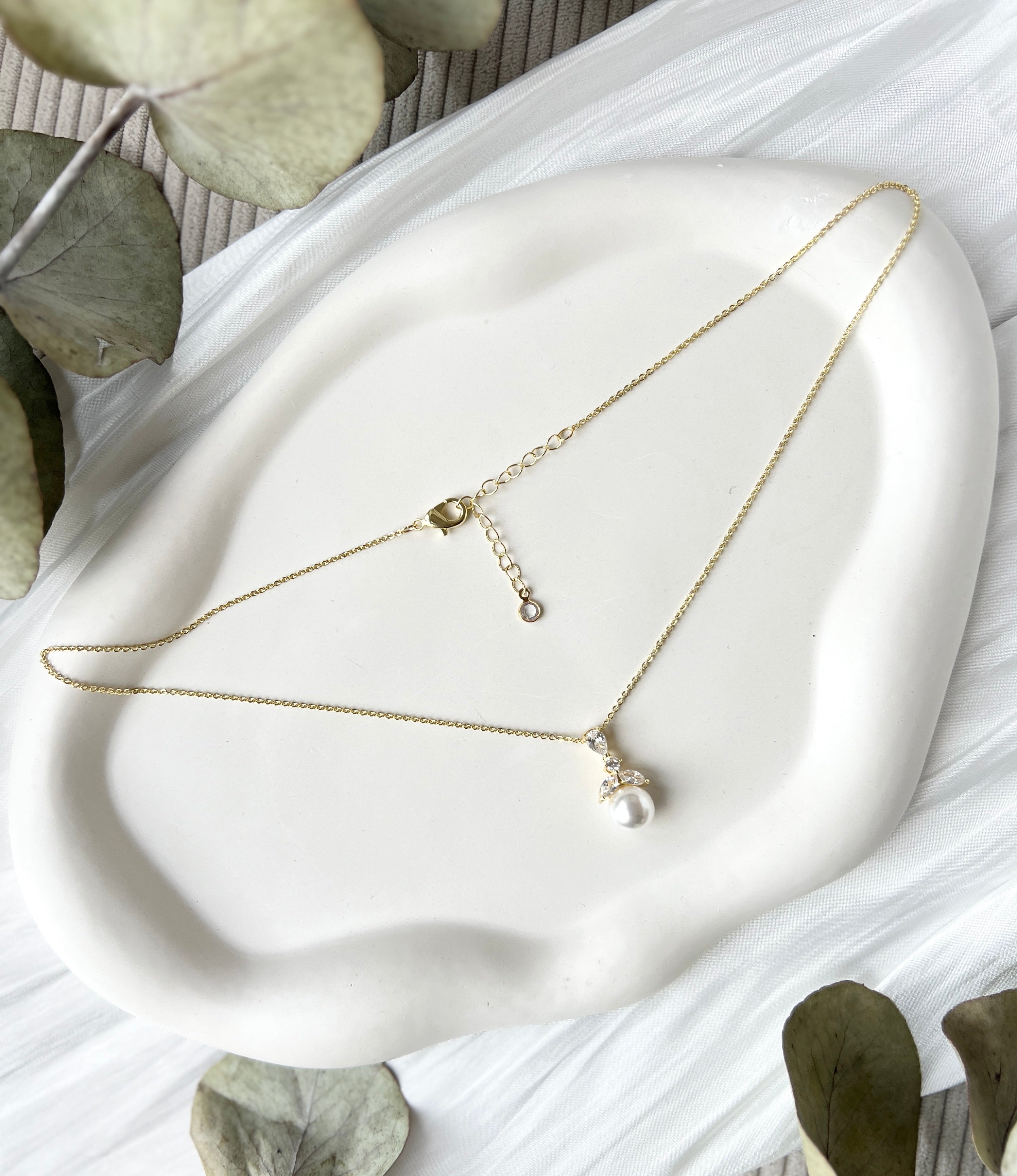 Perlenhalskette, feine goldene Halskette mit funkelnden Zirkoniasteinen und einem Perlenanhaenger, Brautschmuck, Hochwertiger Schmuck, Hochzeit, Brauthalskette Gold, Brautjungfer, Geschenk fuer Sie, Geburtstagsgeschenk, Weihnachtsgeschenk Frauen, zarte Kette