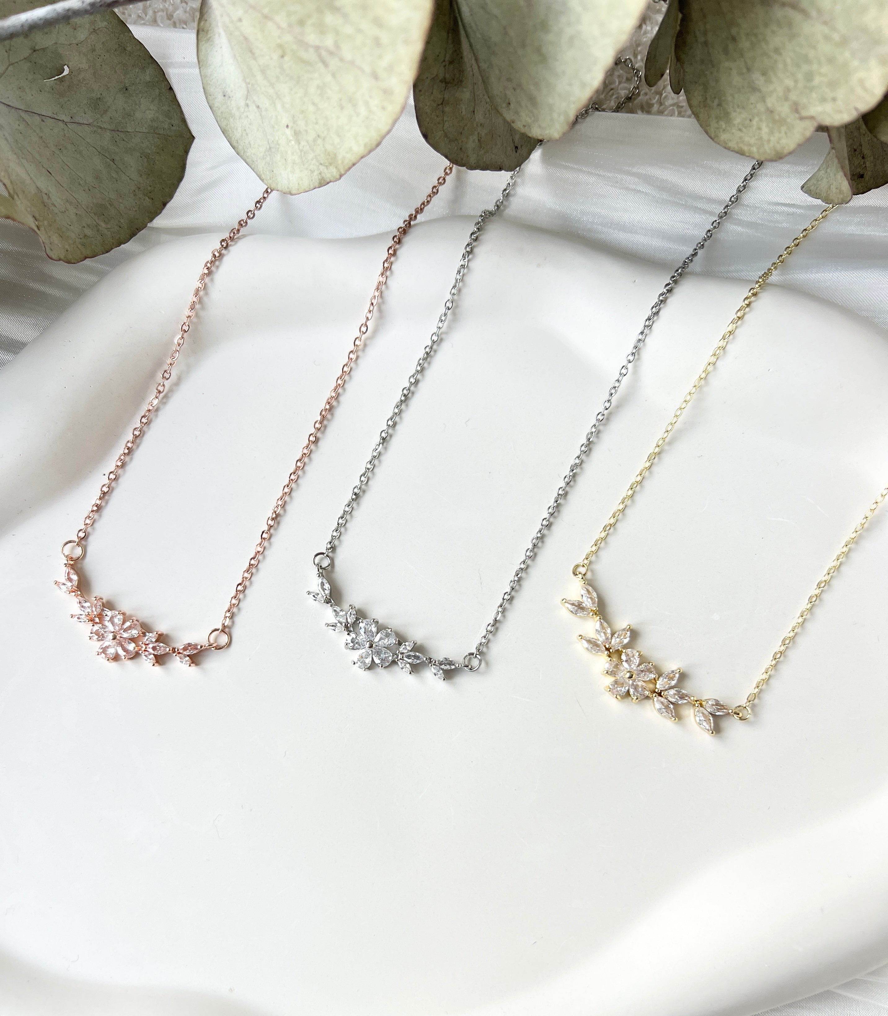 Halskette, kurze Kette, feiner Brautschmuck, feine Blumen, Roségold, Silber oder Gold, glaenzender Schmuck, hochwertiger Hochzeit, Brauthalskette, Brautjungfer, Geschenk fuer Sie, kurze Kette, Damenschmuck, Weihnachtsgeschenk Frauen