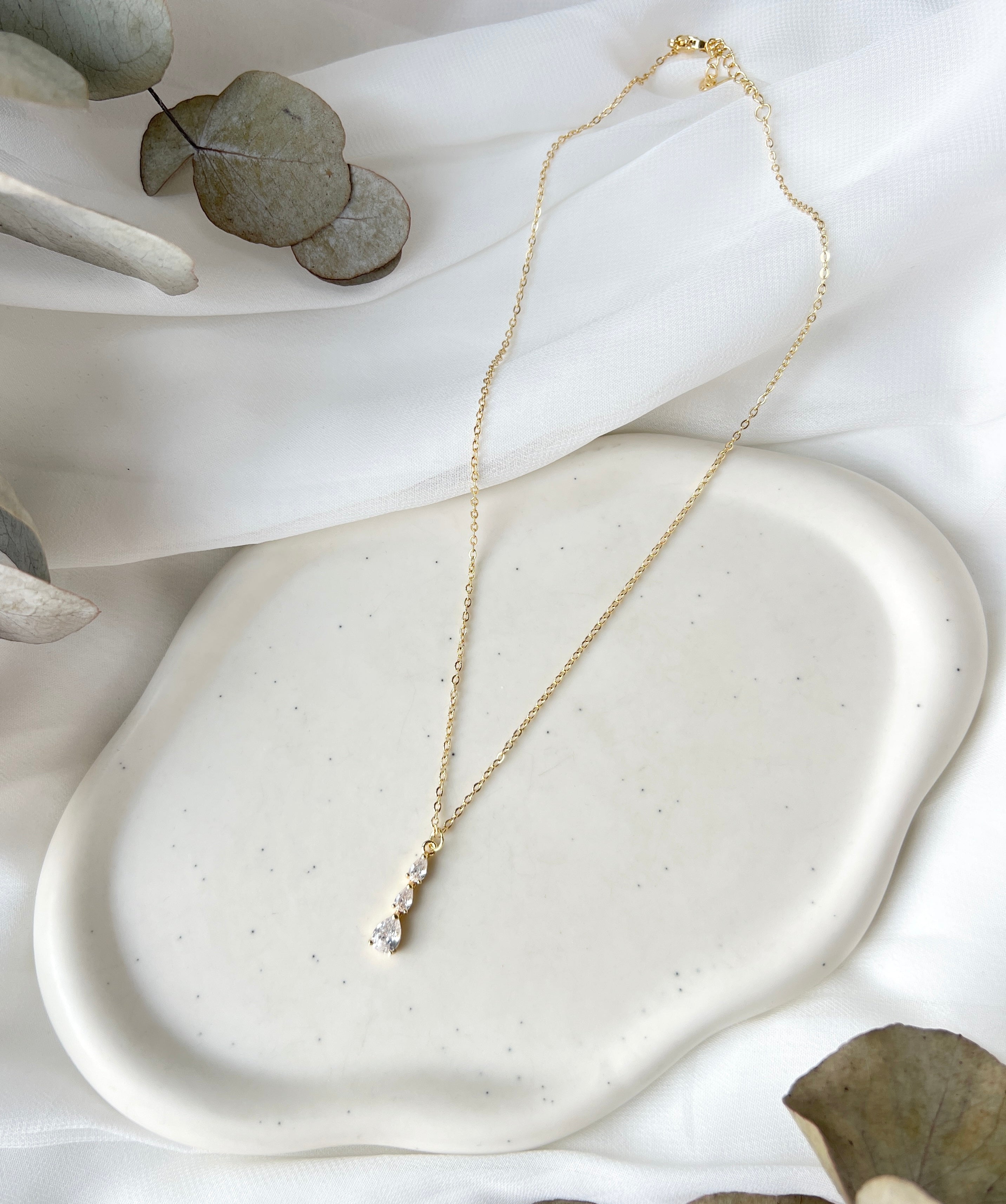 Schmuckset, Halskette und Ohrringe, feiner Hochzeitsschmuck, Brautschmuck, Brautohrringe und Brauthalskette, Damenschmuck, Schmuck Hochzeit, glaenzende Schmuckstuecke, Brautset, Brautjungfer, Geschenk fuer Sie, Geburtstagsgeschenk Frauen, goldener Schmuck, Weddinginspiration