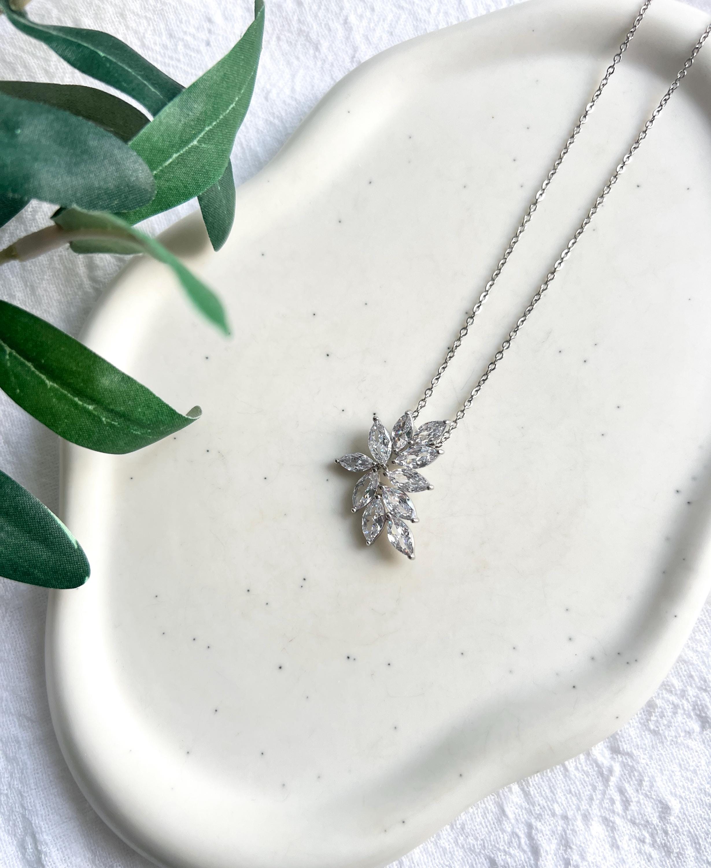 Halskette Silber, glänzender Cubic Zirkonia Anhänger, Brautschmuck, Schmuck Hochzeit, Brauthalskette, feine Kette, silberne Blätter