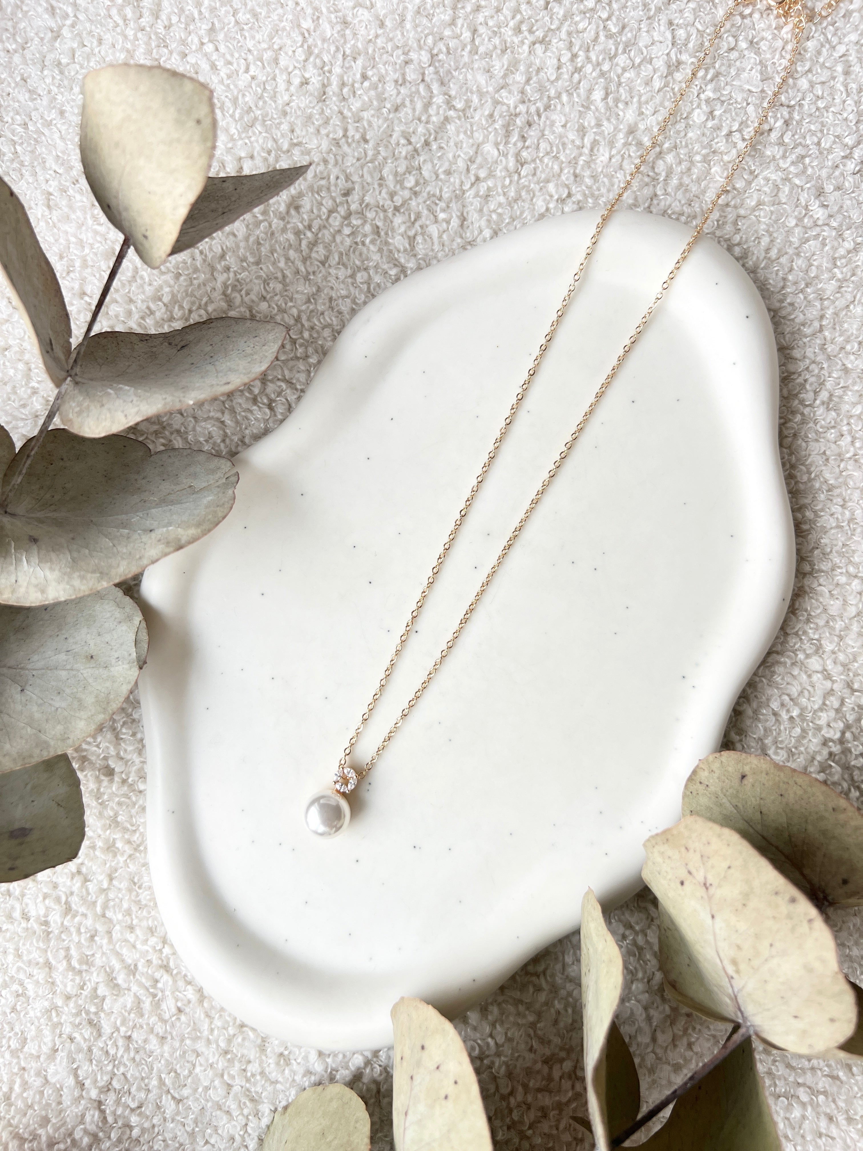 Feine Perlenhalskette, Gold, Weisse Perle, Brautschmuck, Feinschmuck, Brauthalskette, hochwertiger Perlenschmuck, Hochzeitsschmuck, moderner Schmuck, Braut, Hochzeit, Weddinginspiration