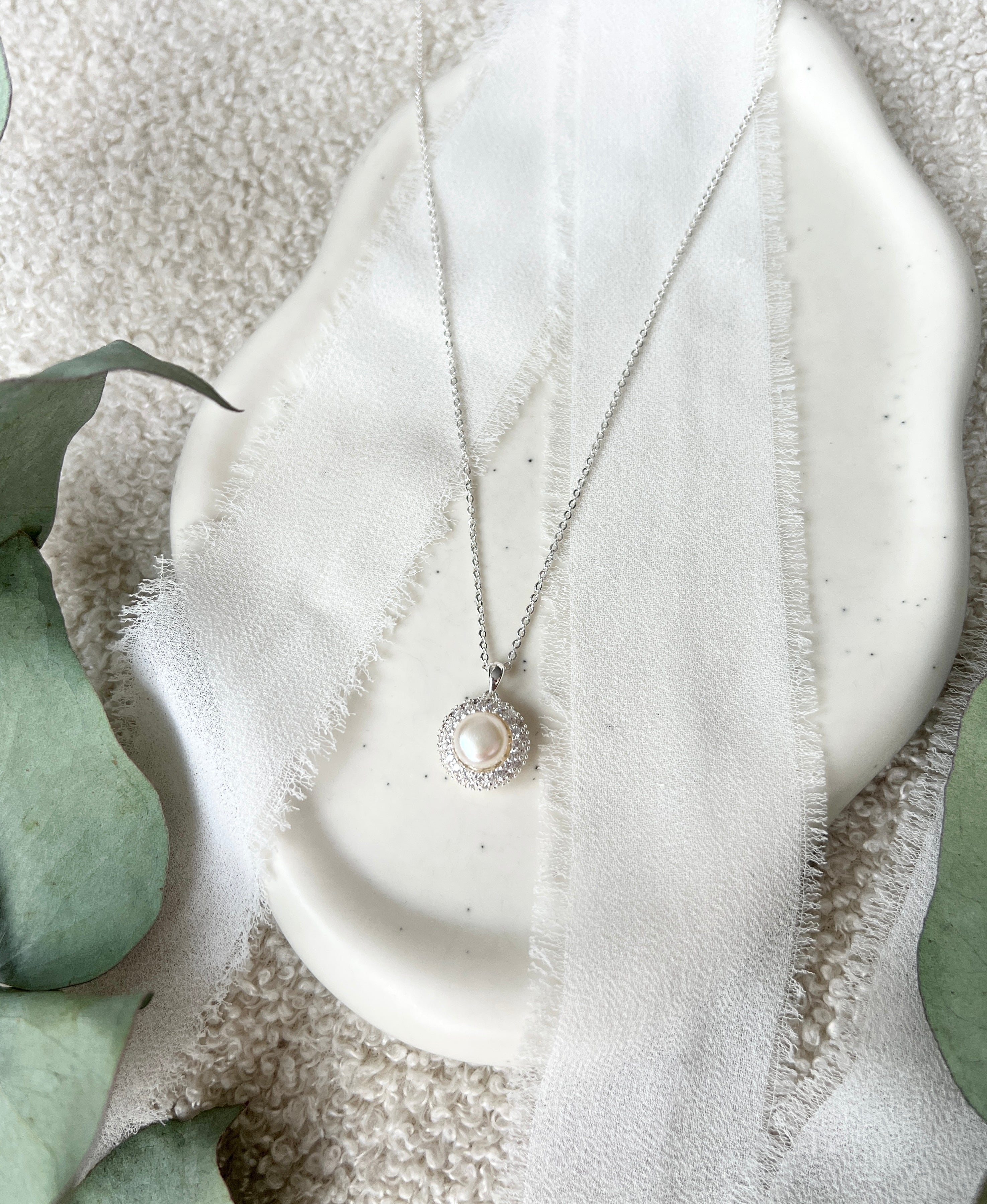 Silberne Halskette mit feinem Perlenanhänger, Perlenkette, hochwertige Perlenhalskette, Silber, Brauthalskette, eleganter Brautschmuck, Hochzeitsschmuck, Hochzeit, Trauzeugin, Brautmutter, Brautjungfer, Geschenk fuer Sie, Frauen, Frauenschmuck, Geburtstagsgeschenk, Damenschmuck, Valentinstag, Valentinstagsgeschenk