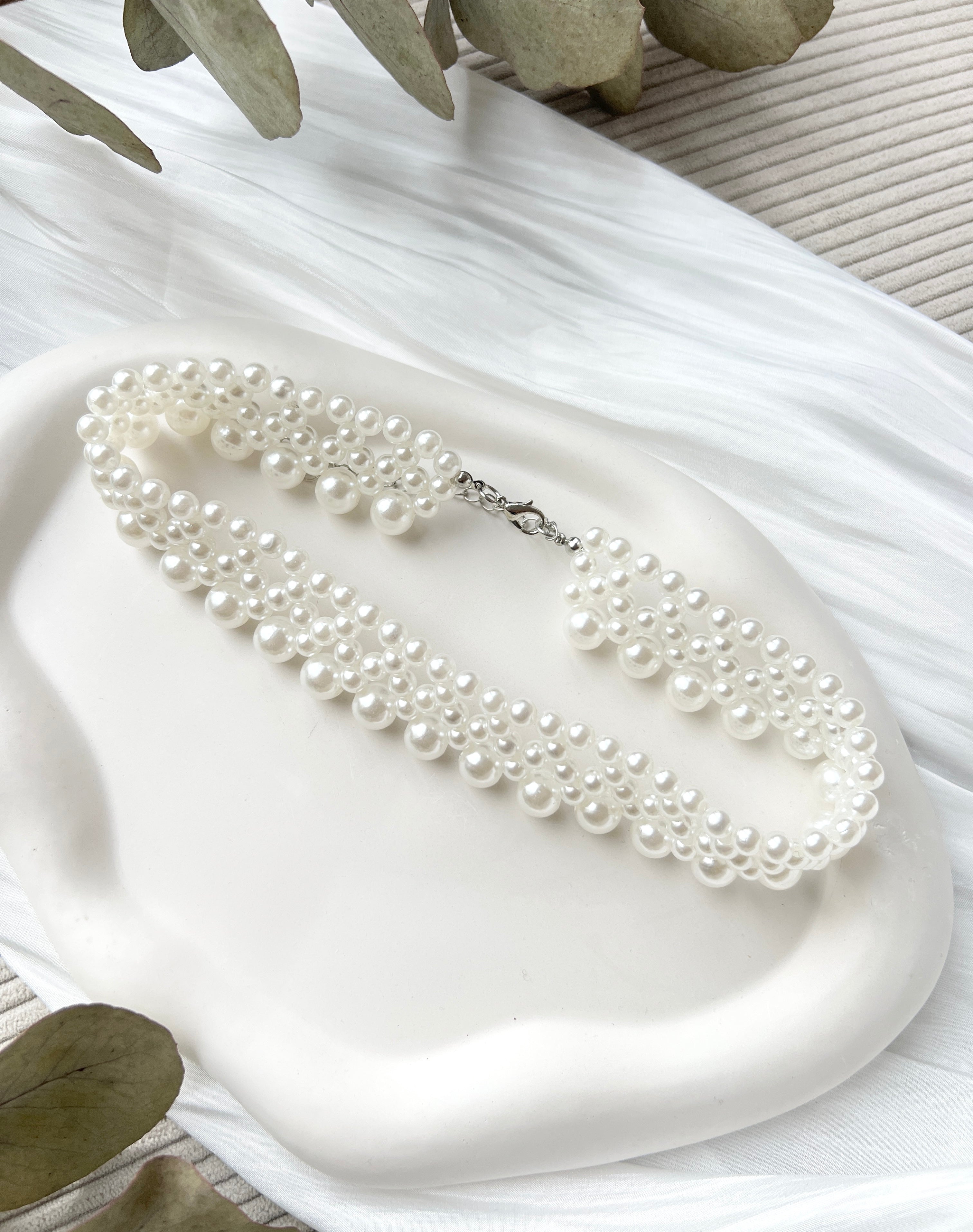 Moderne Perlenhalskette, Brautschmuck mit weissen Perlen, schicker Perlenschmuck, kurze Kette, Statementschmuck, Halskette fuer die Braut, Standesamtlook, Weddinginspiration, Choker, Hochzeitsschmuck, Schmuck Hochzeit